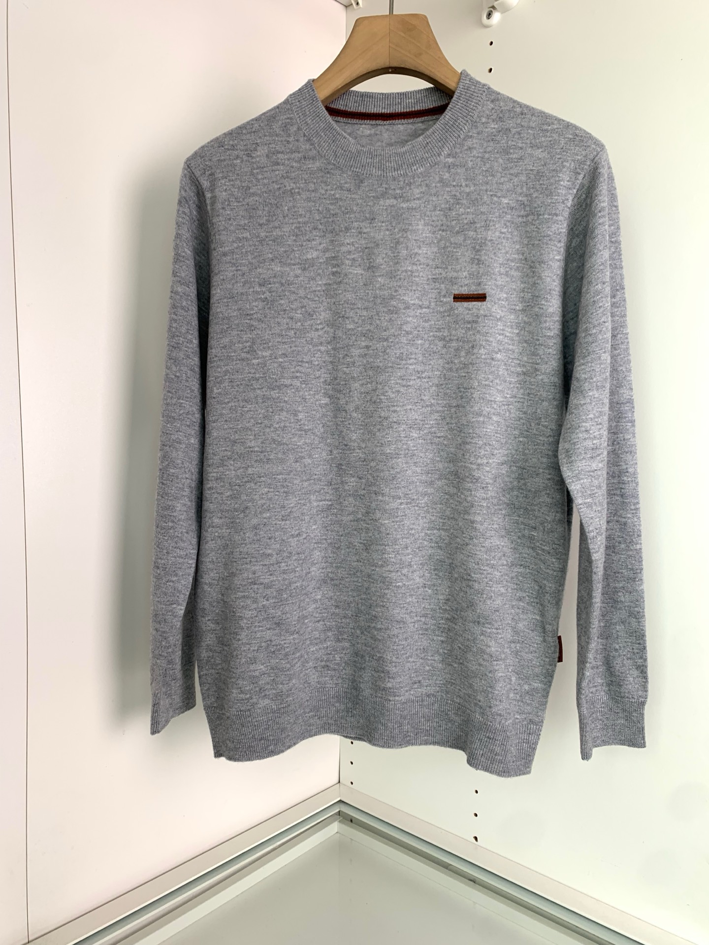 ，25FW秋冬新款细羊绒羊毛混纺针织圆领毛衣，男士胸口经典LOGO标点缀 时尚休闲套头毛衣针织衫！贸易公