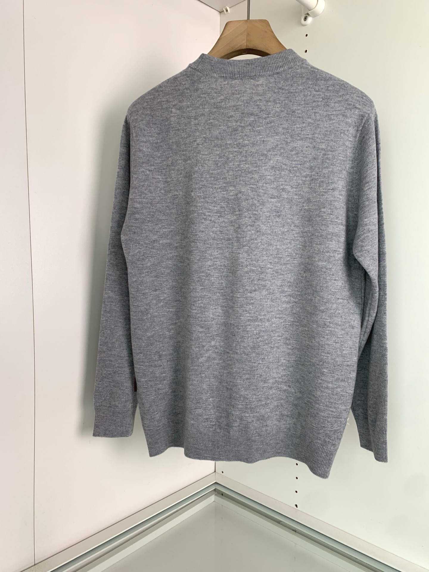 ，25FW秋冬新款细羊绒羊毛混纺针织圆领毛衣，男士胸口经典LOGO标点缀 时尚休闲套头毛衣针织衫！贸易公