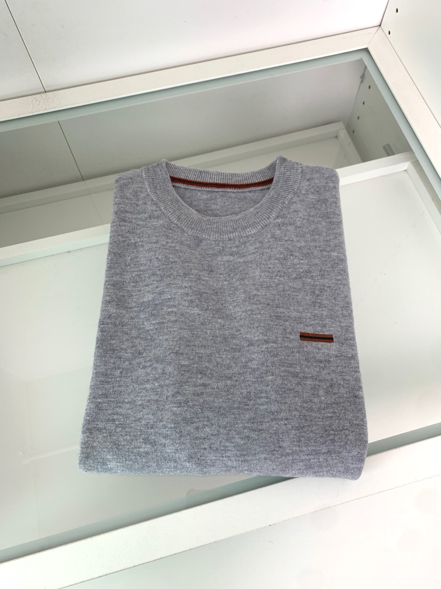 ，25FW秋冬新款细羊绒羊毛混纺针织圆领毛衣，男士胸口经典LOGO标点缀 时尚休闲套头毛衣针织衫！贸易公