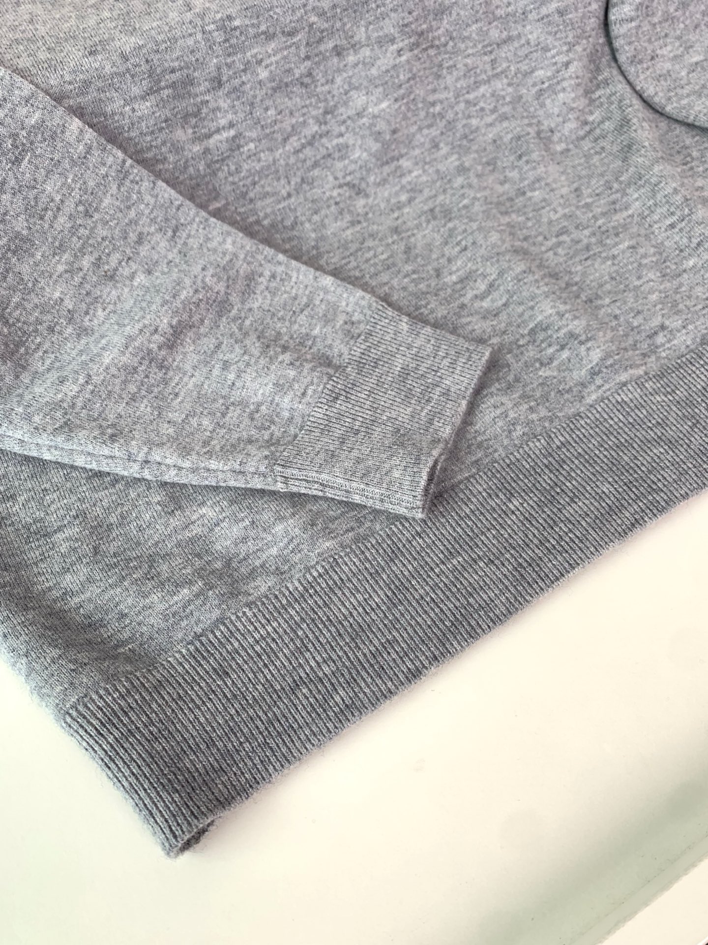 ，25FW秋冬新款细羊绒羊毛混纺针织圆领毛衣，男士胸口经典LOGO标点缀 时尚休闲套头毛衣针织衫！贸易公