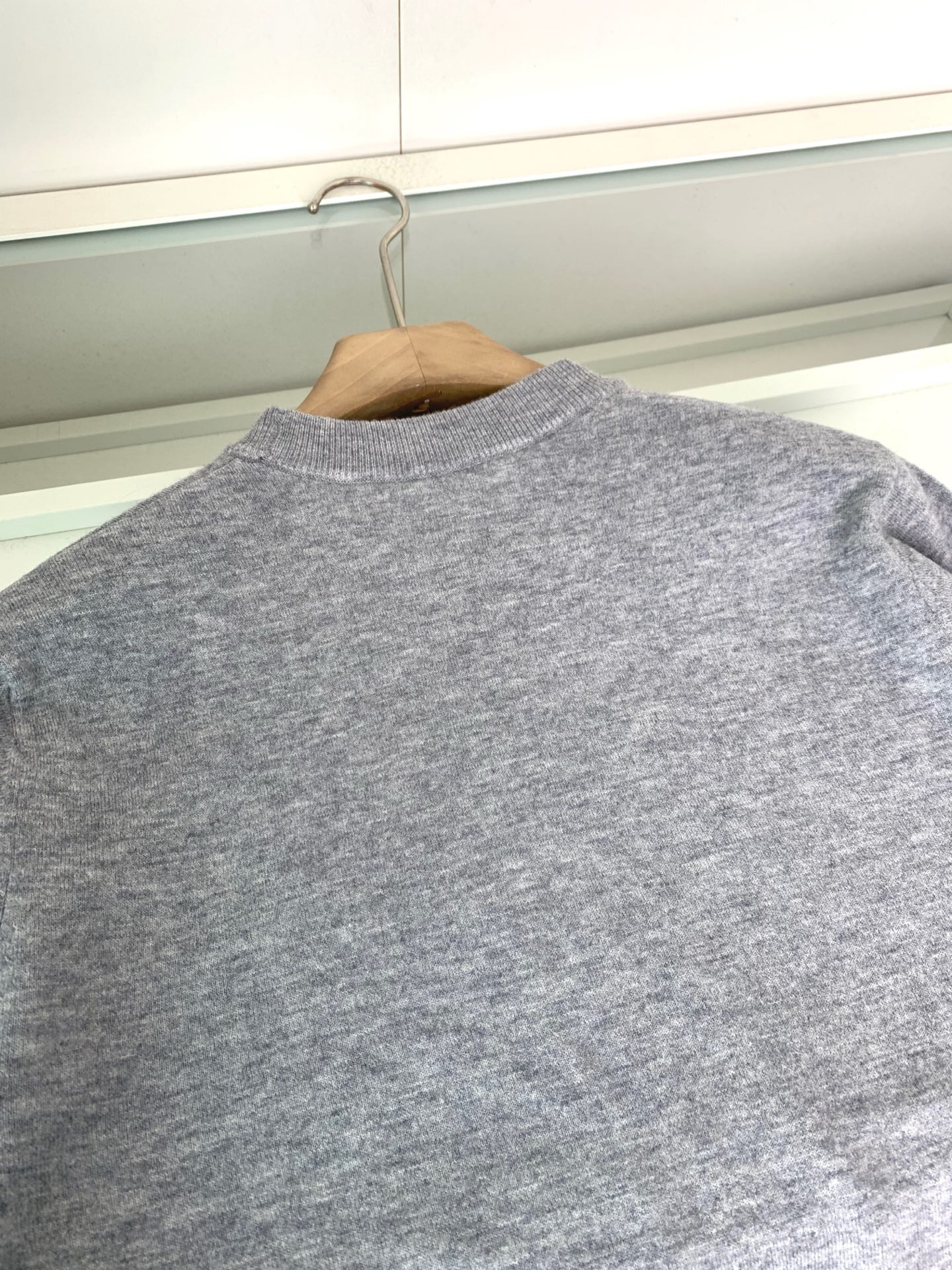 ，25FW秋冬新款细羊绒羊毛混纺针织圆领毛衣，男士胸口经典LOGO标点缀 时尚休闲套头毛衣针织衫！贸易公