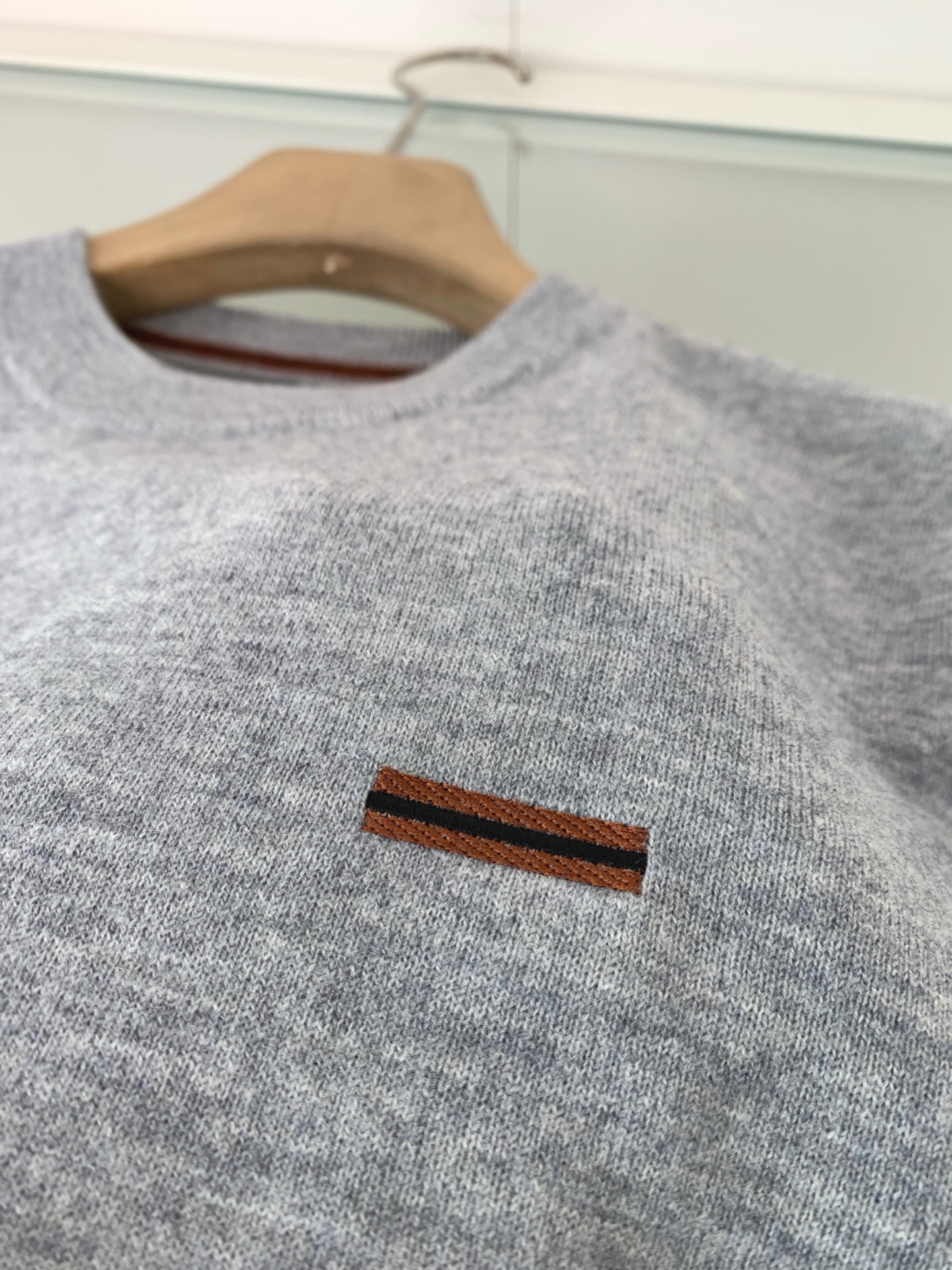 ，25FW秋冬新款细羊绒羊毛混纺针织圆领毛衣，男士胸口经典LOGO标点缀 时尚休闲套头毛衣针织衫！贸易公