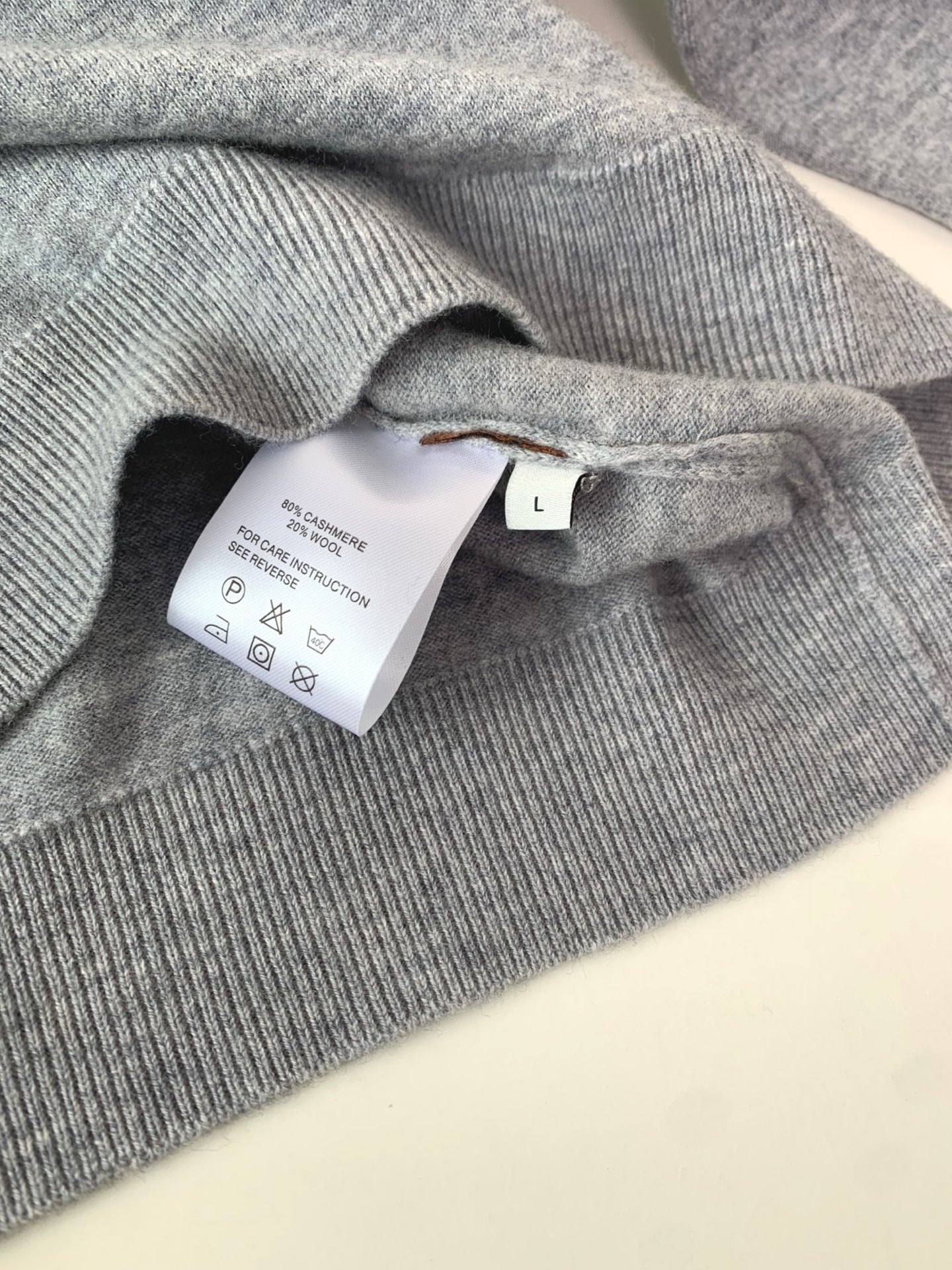 ，25FW秋冬新款细羊绒羊毛混纺针织圆领毛衣，男士胸口经典LOGO标点缀 时尚休闲套头毛衣针织衫！贸易公