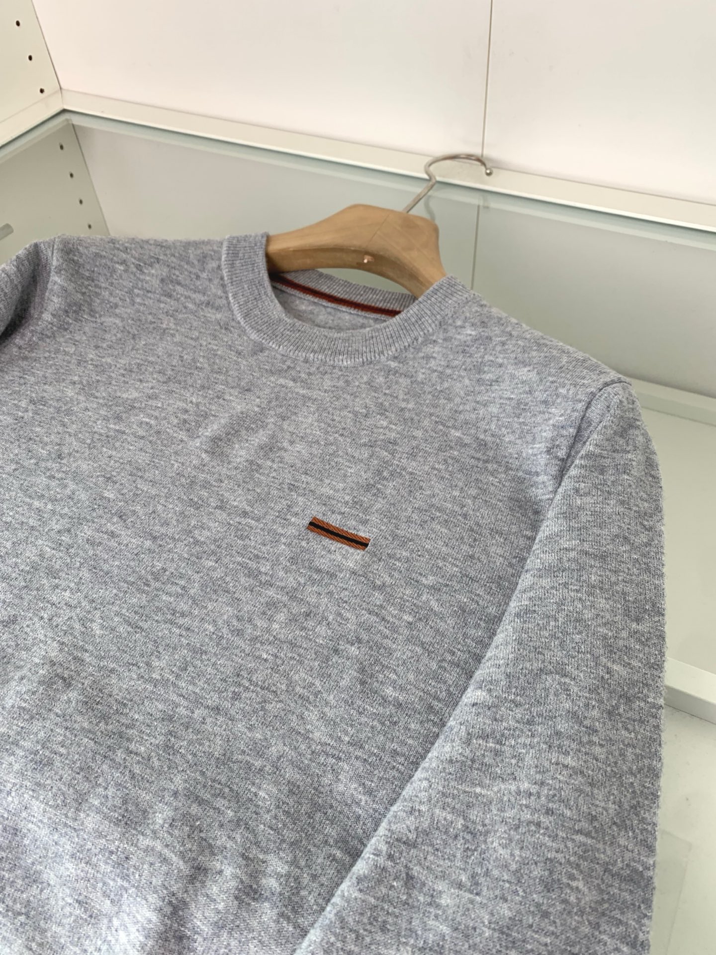 ，25FW秋冬新款细羊绒羊毛混纺针织圆领毛衣，男士胸口经典LOGO标点缀 时尚休闲套头毛衣针织衫！贸易公