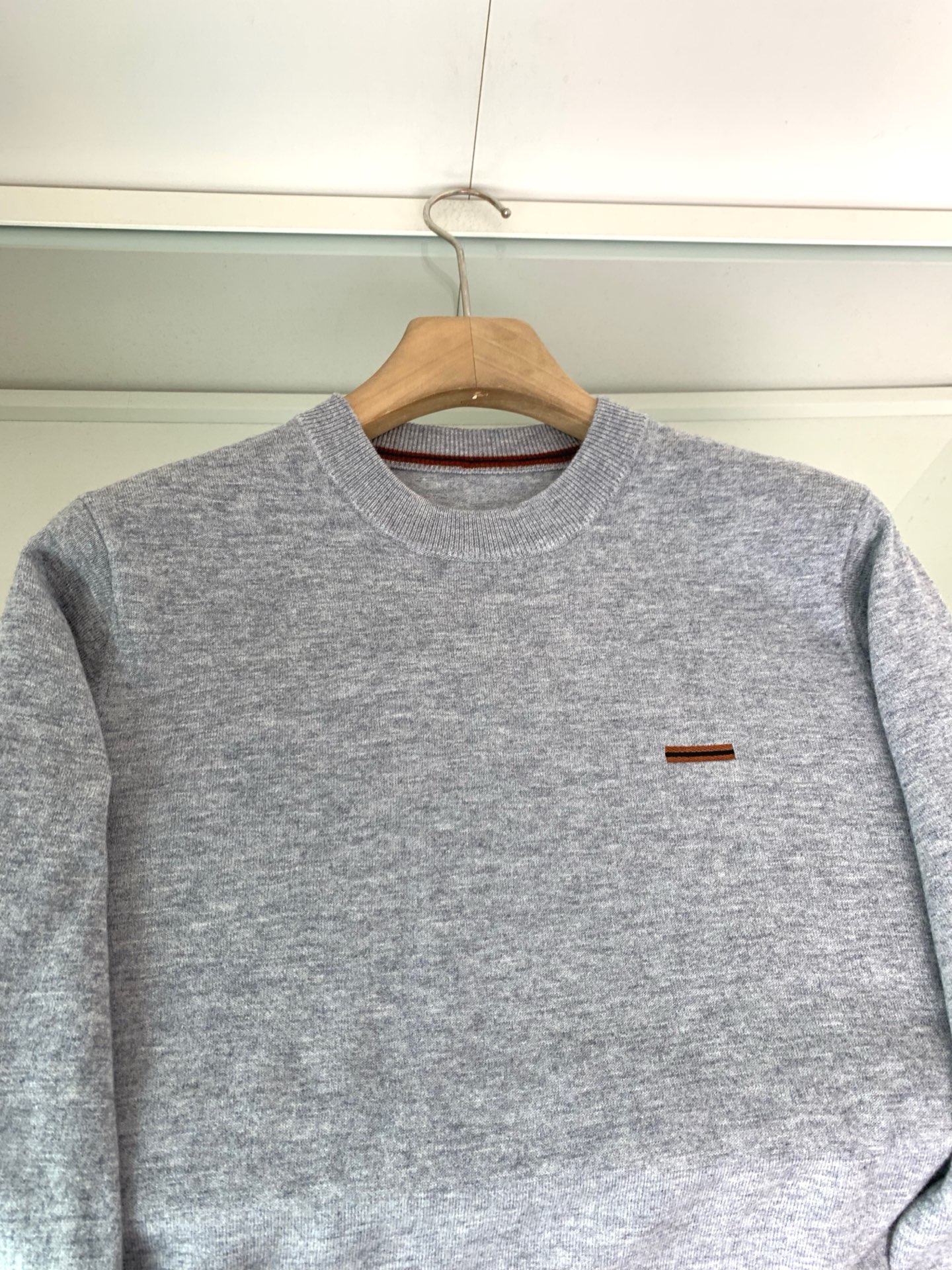 ，25FW秋冬新款细羊绒羊毛混纺针织圆领毛衣，男士胸口经典LOGO标点缀 时尚休闲套头毛衣针织衫！贸易公