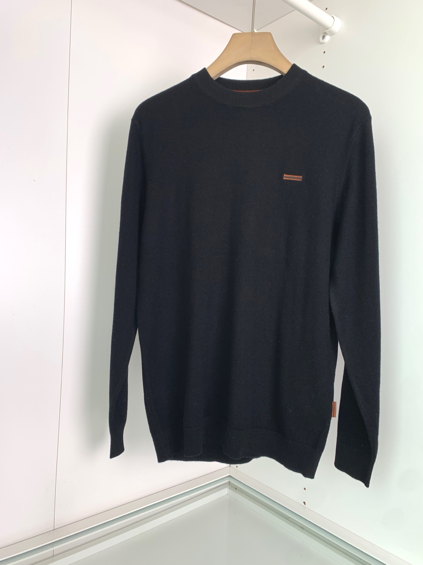 ，25FW秋冬新款细羊绒羊毛混纺针织圆领毛衣，男士胸口经典LOGO标点缀 时尚休闲套头毛衣针织衫！贸易公