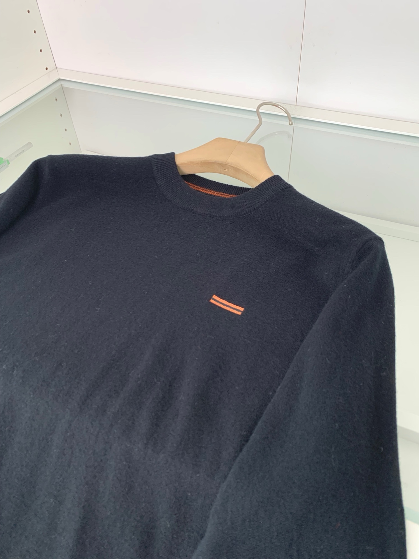 ，25FW秋冬新款细羊绒羊毛混纺针织圆领毛衣，男士胸口经典LOGO标点缀 时尚休闲套头毛衣针织衫！贸易公