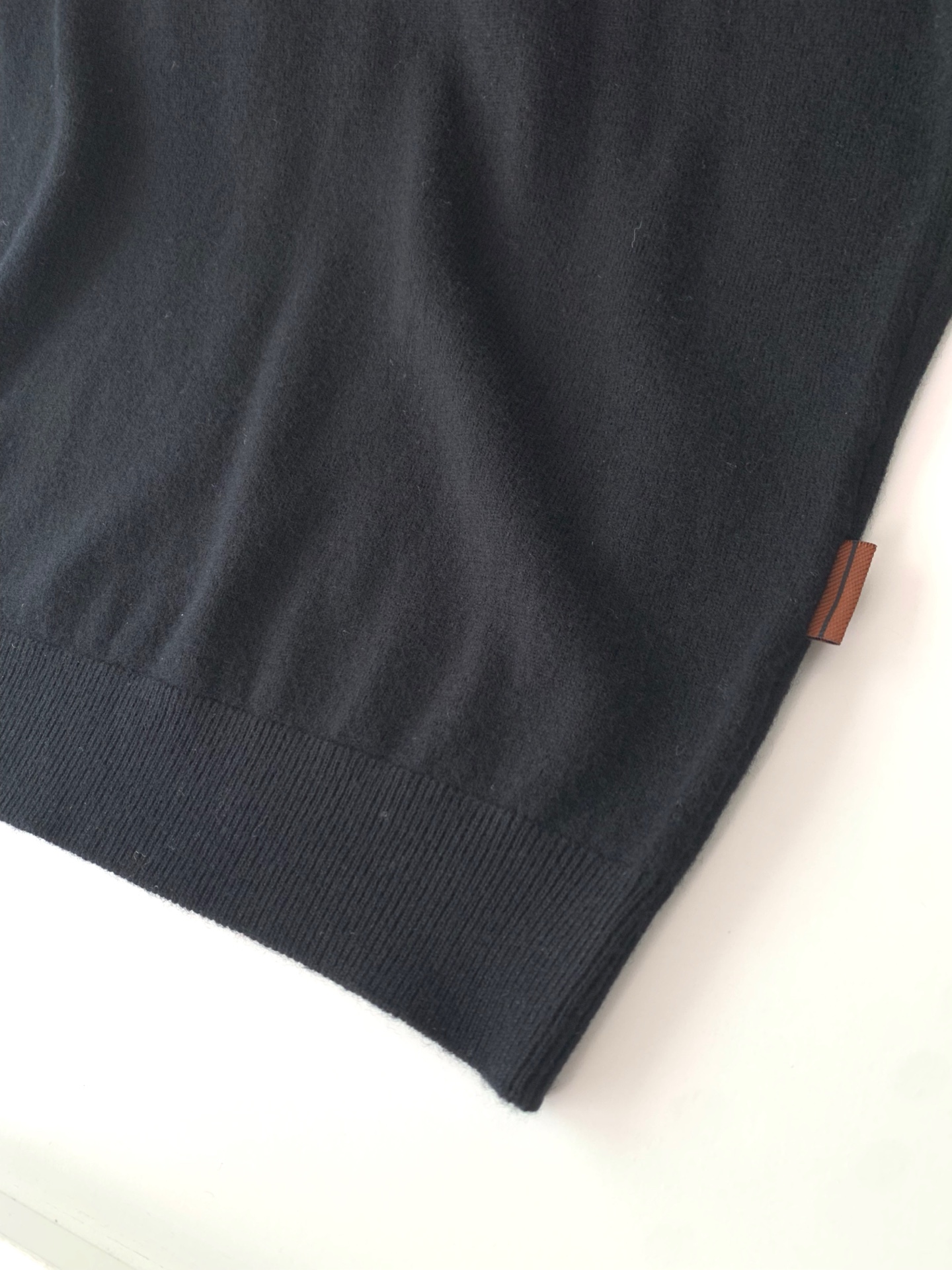 ，25FW秋冬新款细羊绒羊毛混纺针织圆领毛衣，男士胸口经典LOGO标点缀 时尚休闲套头毛衣针织衫！贸易公