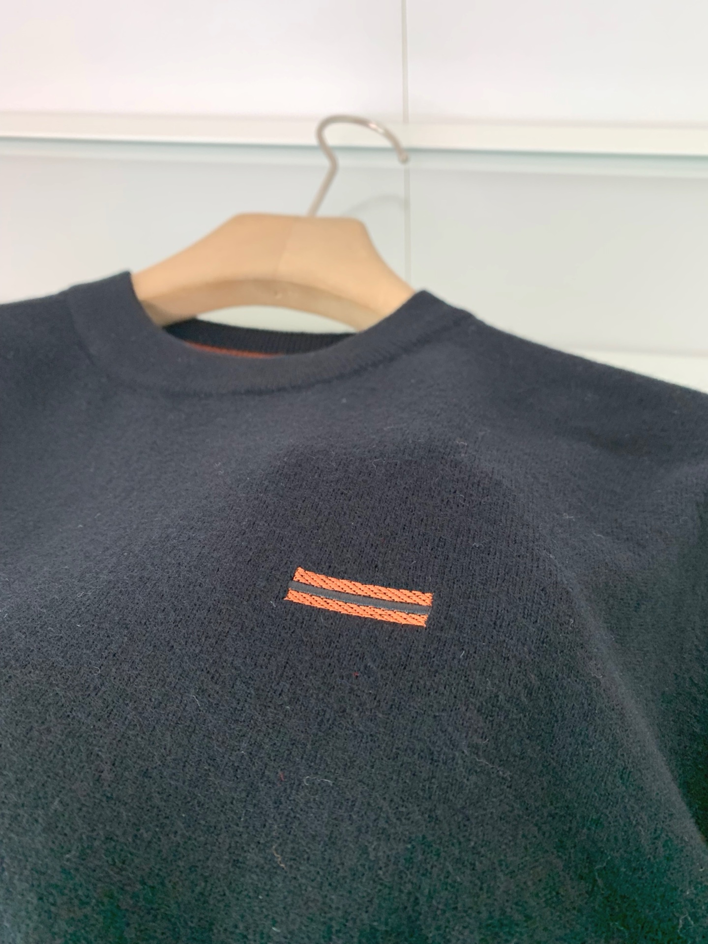 ，25FW秋冬新款细羊绒羊毛混纺针织圆领毛衣，男士胸口经典LOGO标点缀 时尚休闲套头毛衣针织衫！贸易公