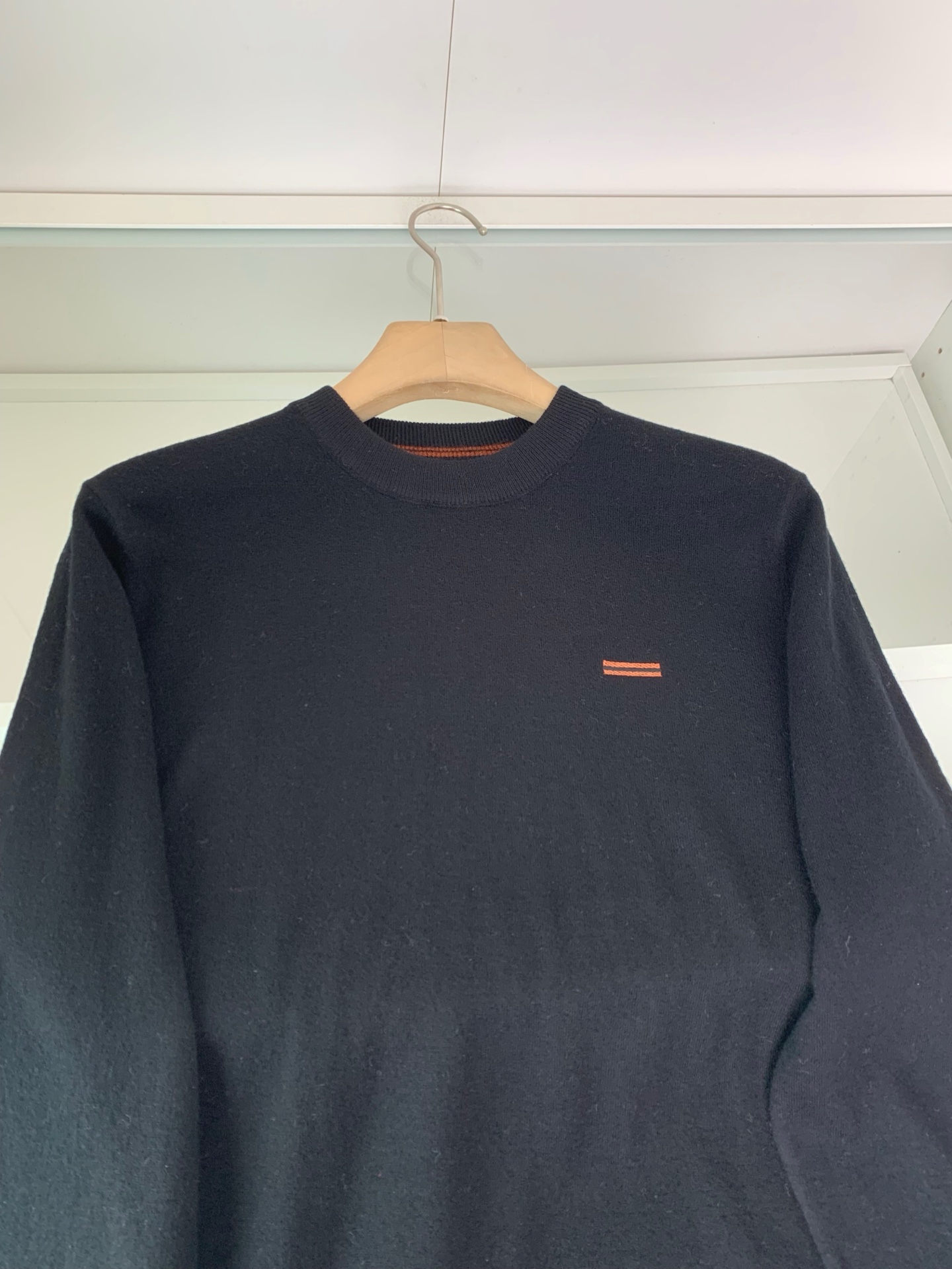 ，25FW秋冬新款细羊绒羊毛混纺针织圆领毛衣，男士胸口经典LOGO标点缀 时尚休闲套头毛衣针织衫！贸易公