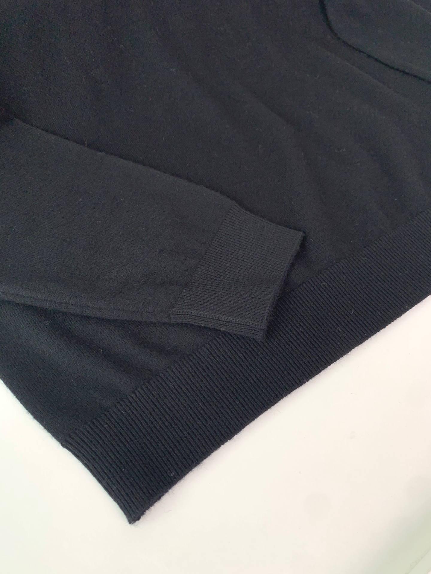 ，25FW秋冬新款细羊绒羊毛混纺针织圆领毛衣，男士胸口经典LOGO标点缀 时尚休闲套头毛衣针织衫！贸易公