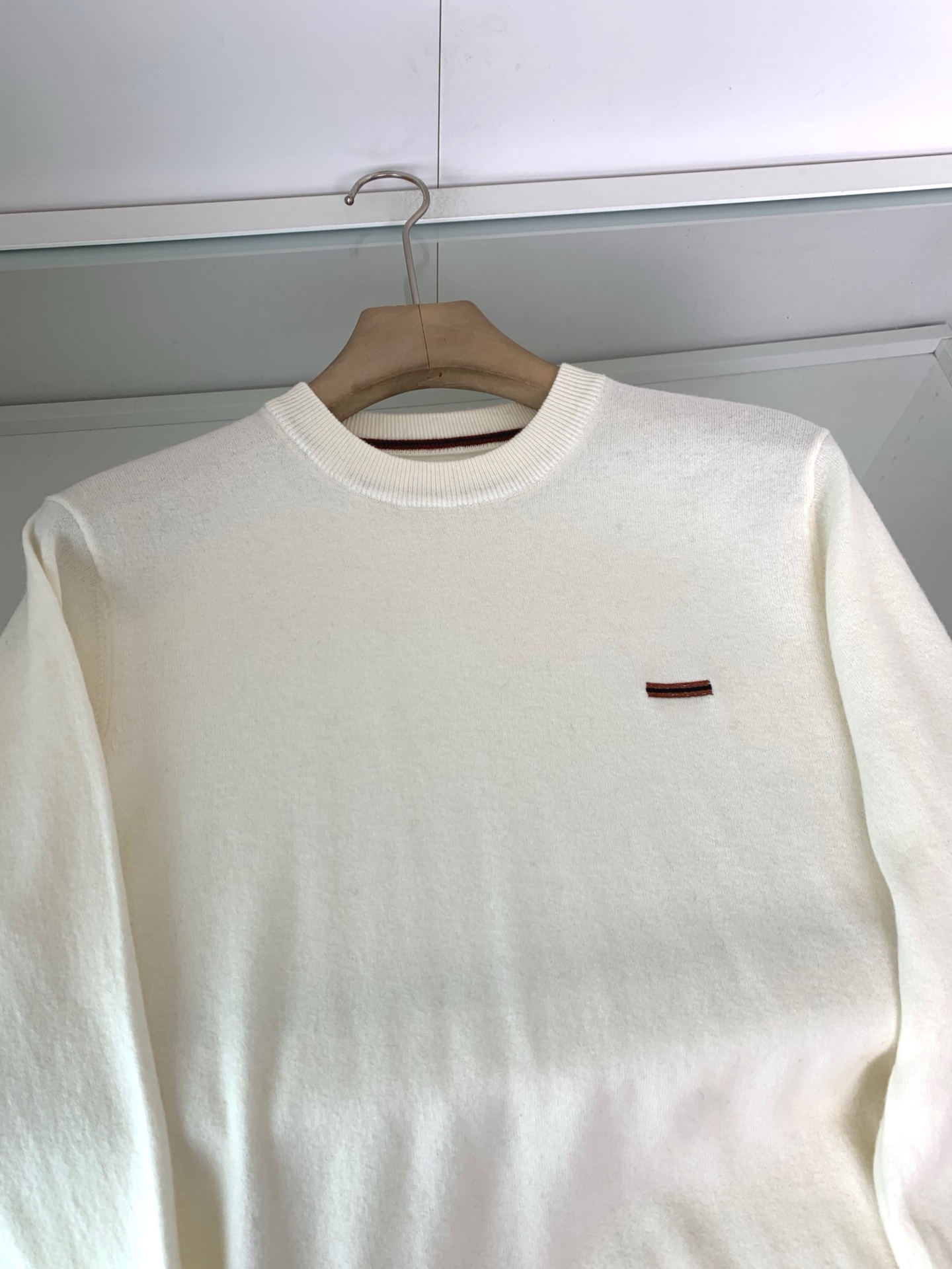 ，25FW秋冬新款细羊绒羊毛混纺针织圆领毛衣，男士胸口经典LOGO标点缀 时尚休闲套头毛衣针织衫！贸易公