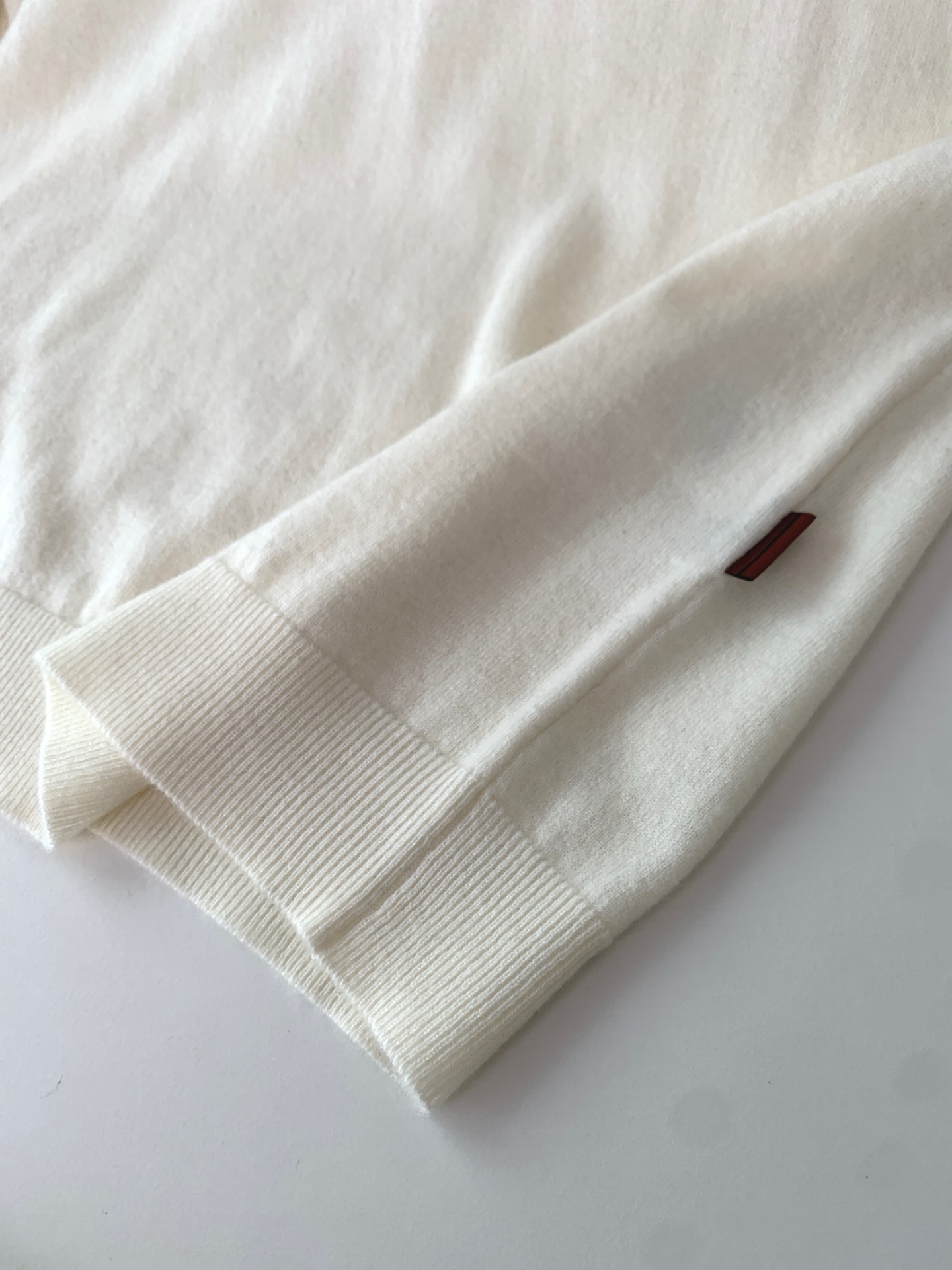 ，25FW秋冬新款细羊绒羊毛混纺针织圆领毛衣，男士胸口经典LOGO标点缀 时尚休闲套头毛衣针织衫！贸易公