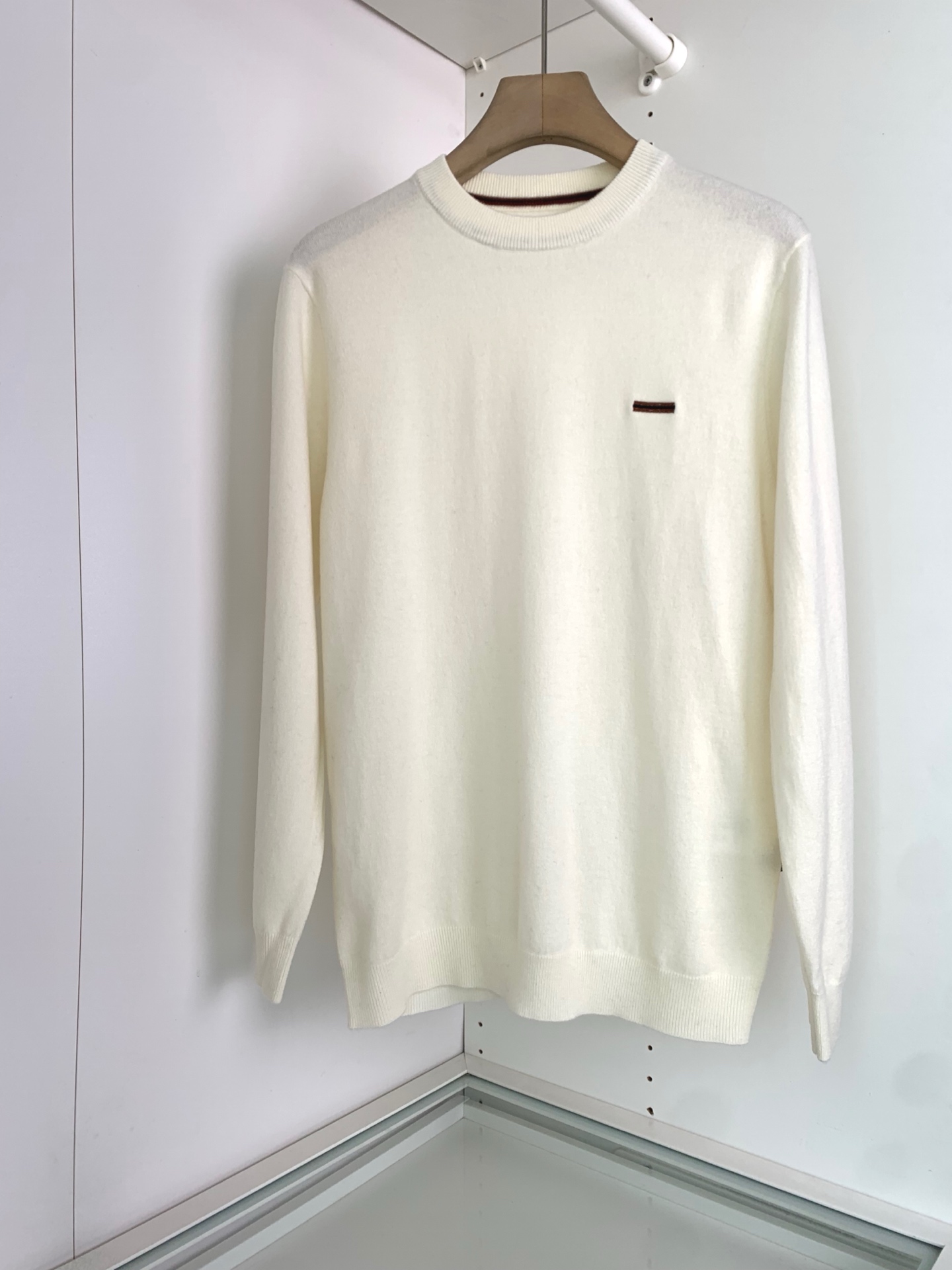 ，25FW秋冬新款细羊绒羊毛混纺针织圆领毛衣，男士胸口经典LOGO标点缀 时尚休闲套头毛衣针织衫！贸易公