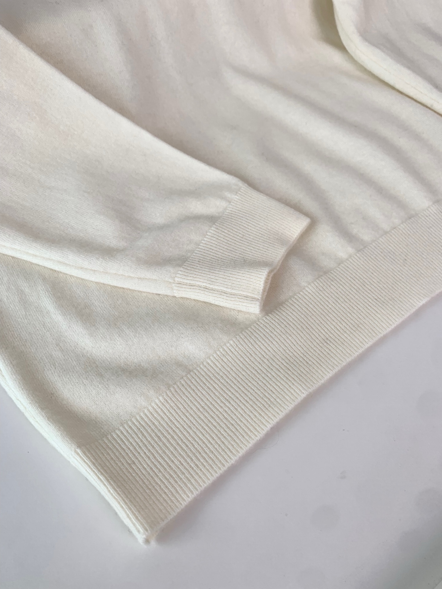 ，25FW秋冬新款细羊绒羊毛混纺针织圆领毛衣，男士胸口经典LOGO标点缀 时尚休闲套头毛衣针织衫！贸易公