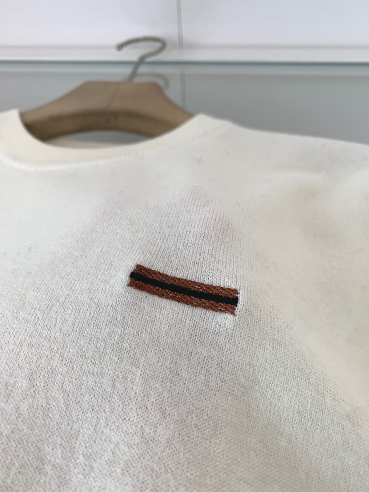 ，25FW秋冬新款细羊绒羊毛混纺针织圆领毛衣，男士胸口经典LOGO标点缀 时尚休闲套头毛衣针织衫！贸易公