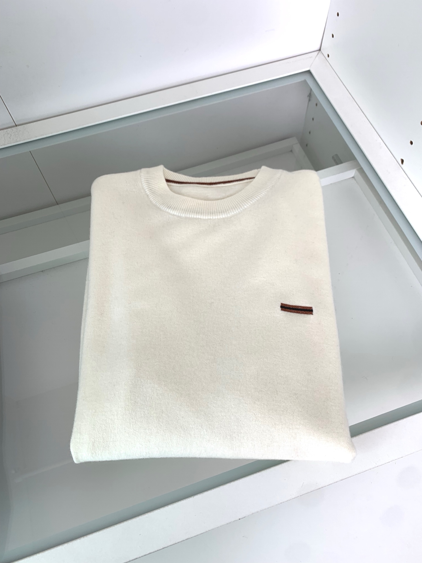 ，25FW秋冬新款细羊绒羊毛混纺针织圆领毛衣，男士胸口经典LOGO标点缀 时尚休闲套头毛衣针织衫！贸易公