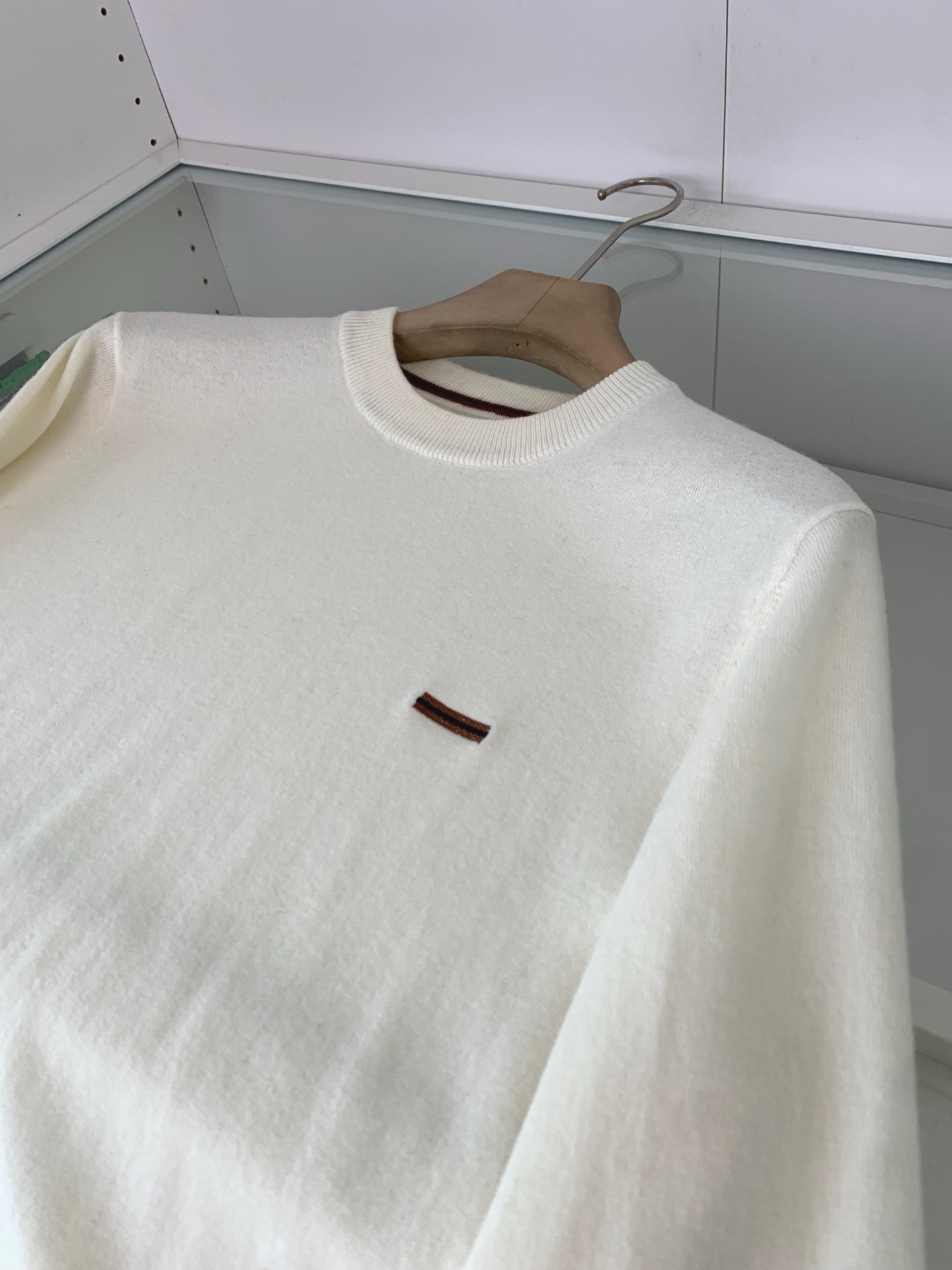 ，25FW秋冬新款细羊绒羊毛混纺针织圆领毛衣，男士胸口经典LOGO标点缀 时尚休闲套头毛衣针织衫！贸易公