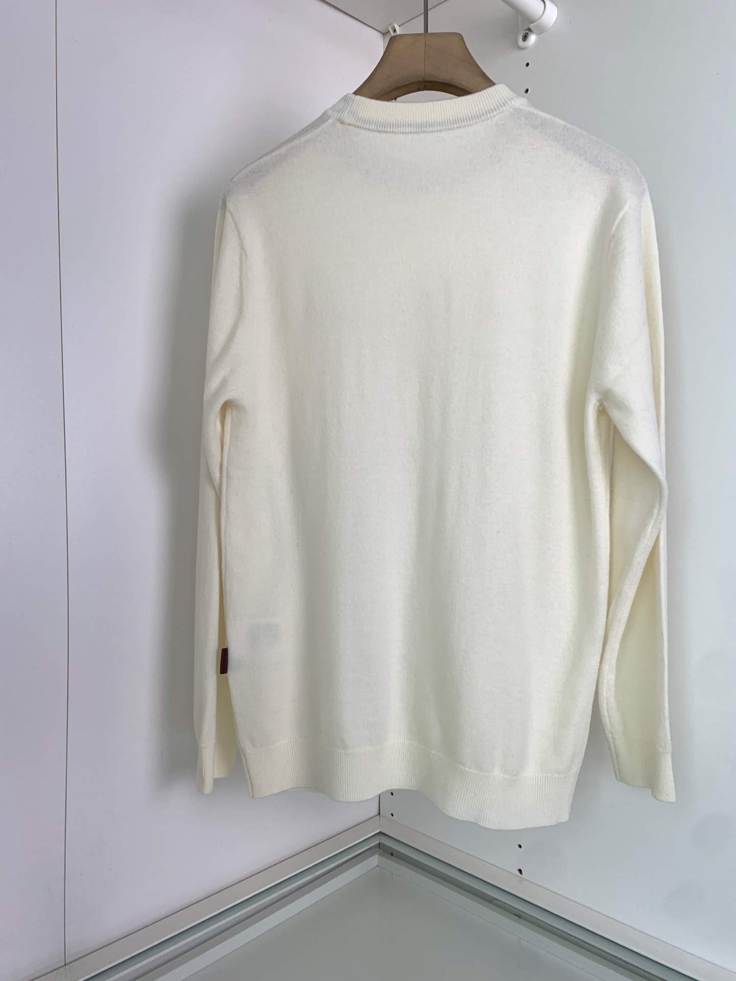 ，25FW秋冬新款细羊绒羊毛混纺针织圆领毛衣，男士胸口经典LOGO标点缀 时尚休闲套头毛衣针织衫！贸易公