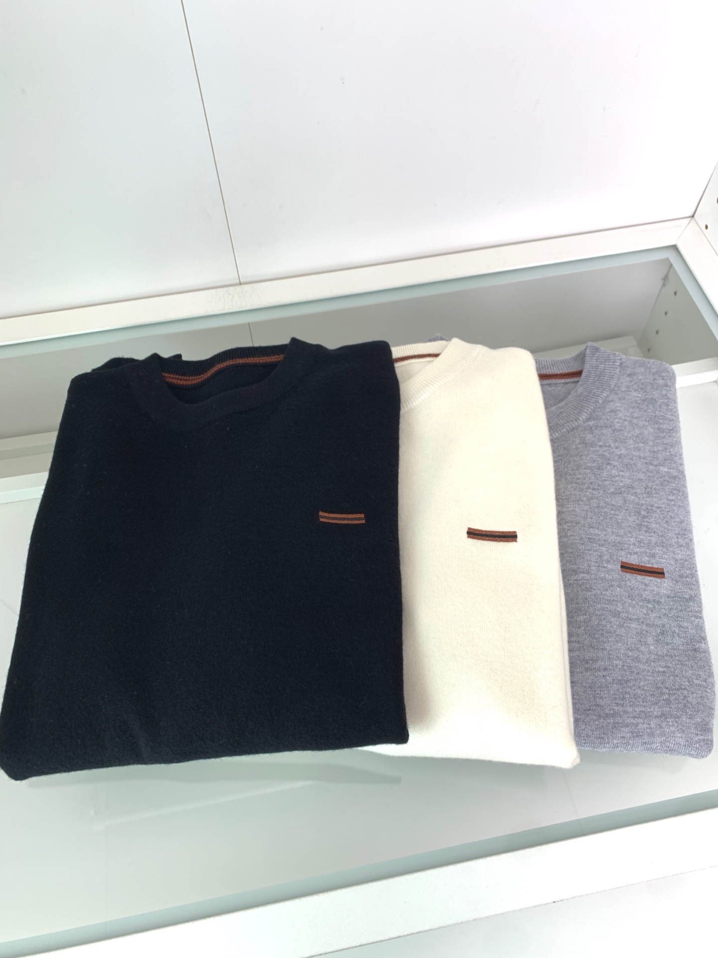 ，25FW秋冬新款细羊绒羊毛混纺针织圆领毛衣，男士胸口经典LOGO标点缀 时尚休闲套头毛衣针织衫！贸易公