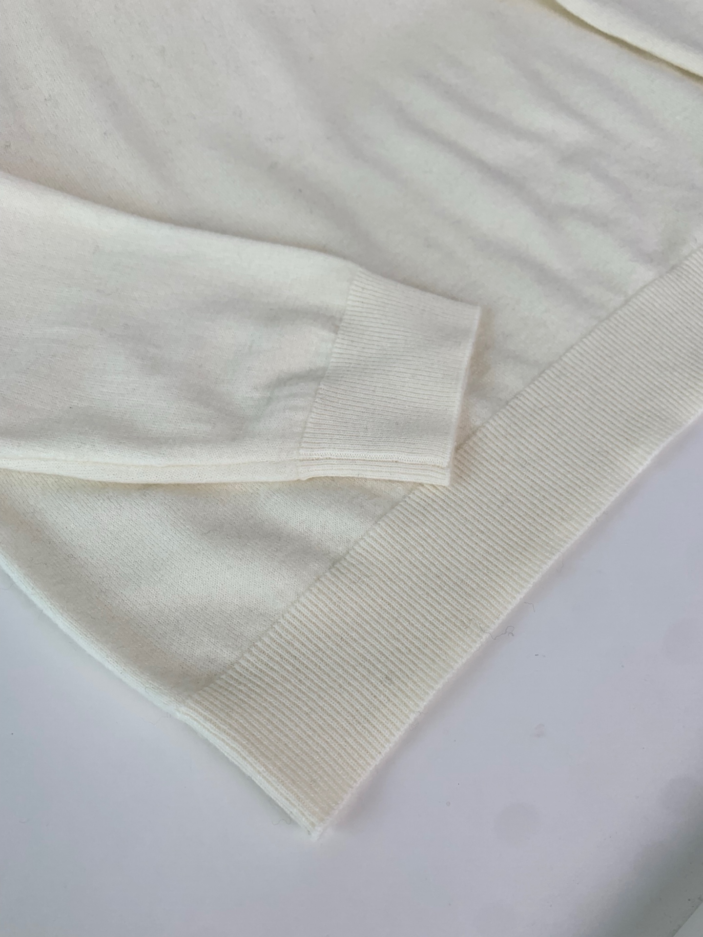 25FW秋冬新款细羊绒羊毛混纺针织圆领毛衣，男士胸口经典LOGO标点缀 时尚休闲套头毛衣针织衫！贸易公司