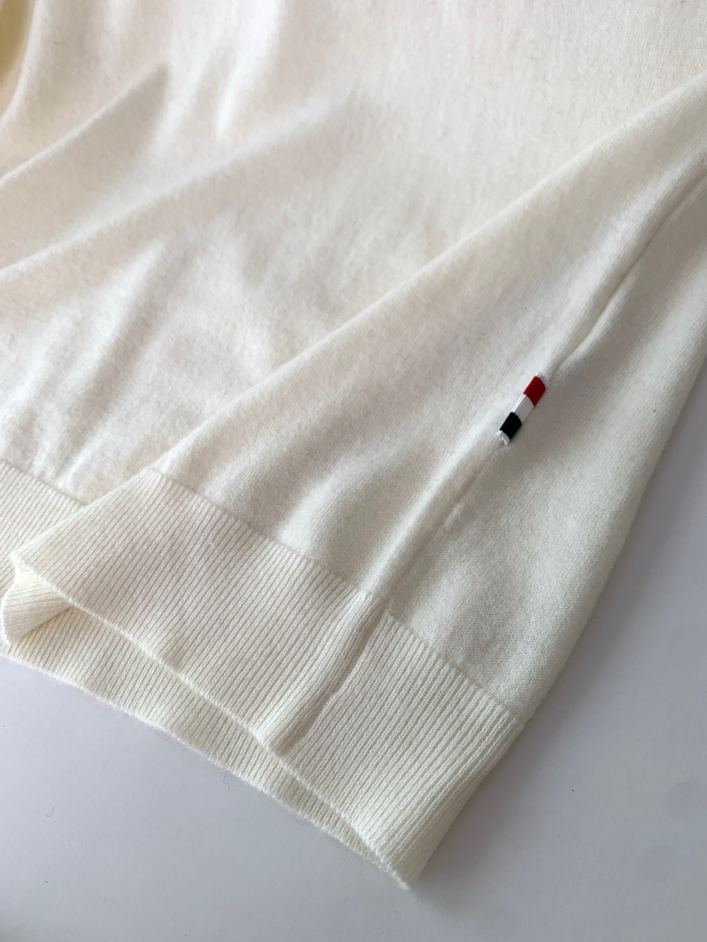 25FW秋冬新款细羊绒羊毛混纺针织圆领毛衣，男士胸口经典LOGO标点缀 时尚休闲套头毛衣针织衫！贸易公司