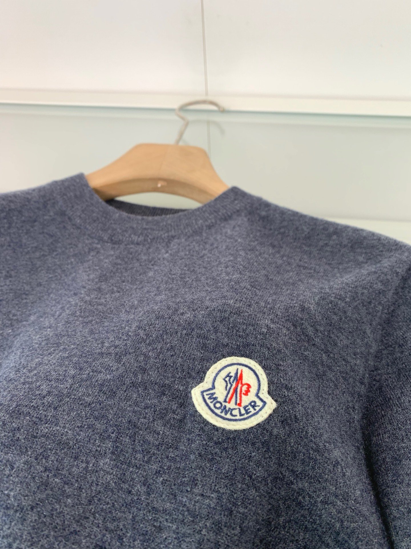 ，25FW秋冬新款细羊绒羊毛混纺针织圆领毛衣，男士胸口经典LOGO标点缀 时尚休闲套头毛衣针织衫！贸易公