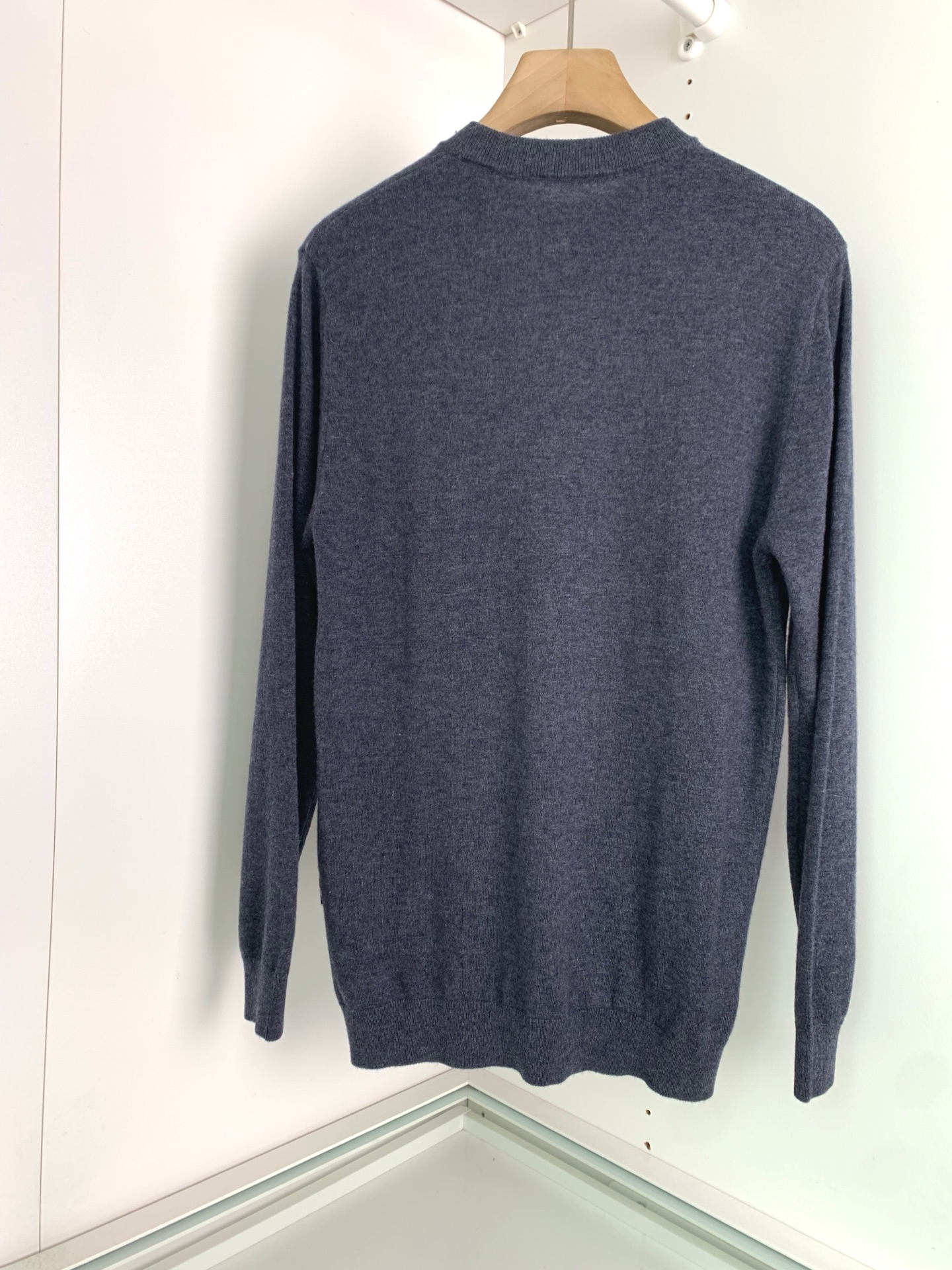 ，25FW秋冬新款细羊绒羊毛混纺针织圆领毛衣，男士胸口经典LOGO标点缀 时尚休闲套头毛衣针织衫！贸易公