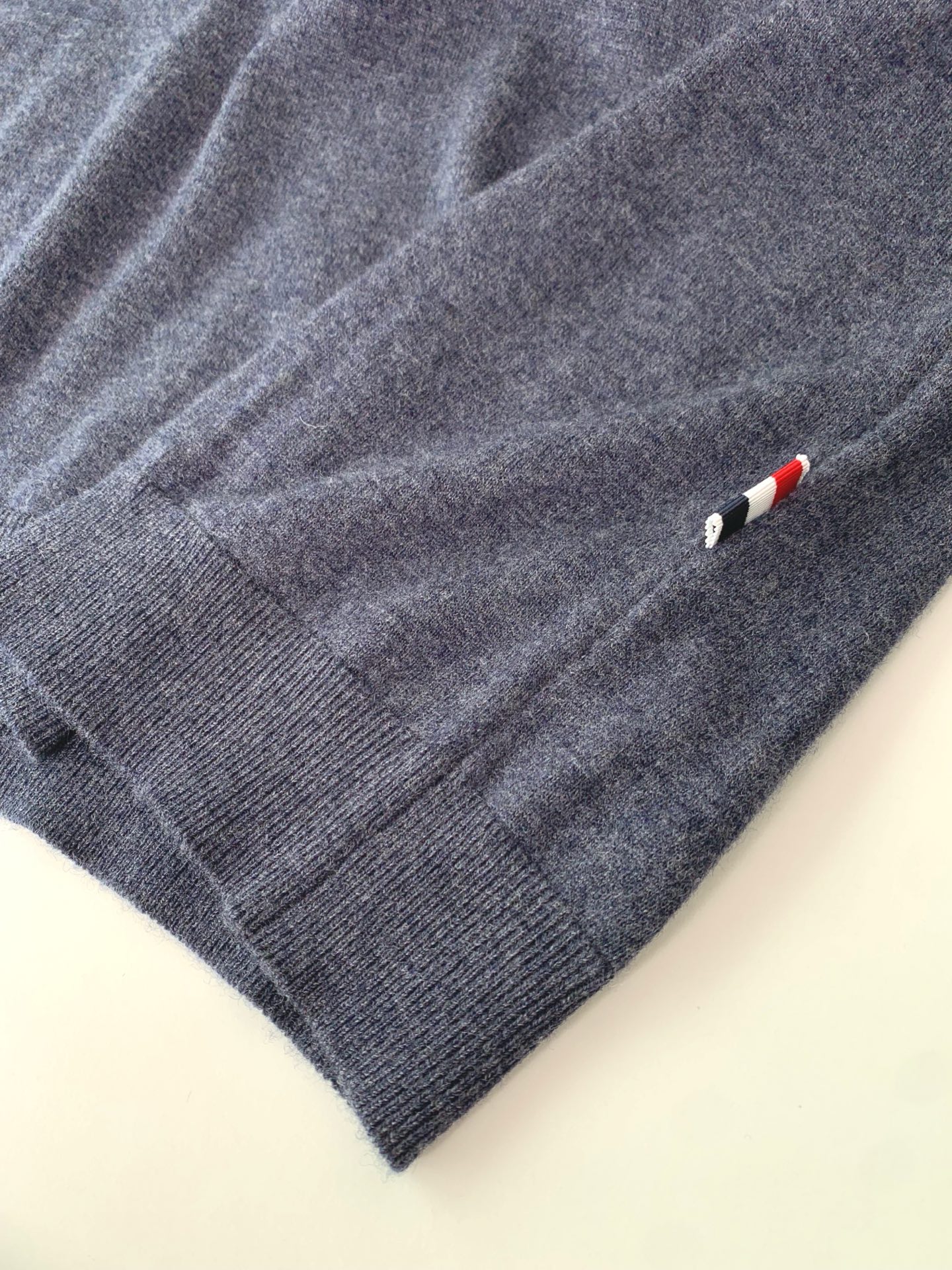 ，25FW秋冬新款细羊绒羊毛混纺针织圆领毛衣，男士胸口经典LOGO标点缀 时尚休闲套头毛衣针织衫！贸易公