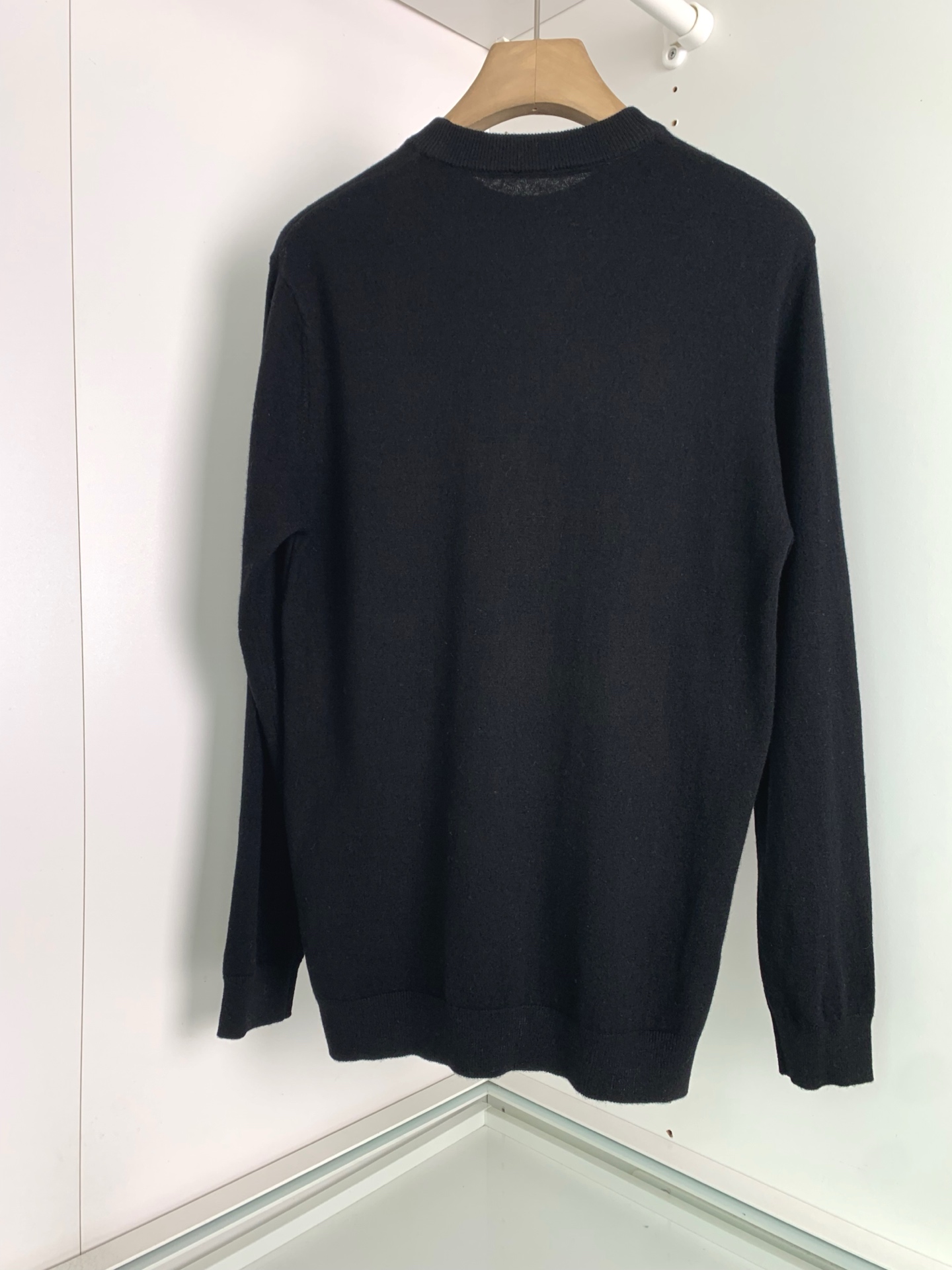 ，25FW秋冬新款细羊绒羊毛混纺针织圆领毛衣，男士胸口经典LOGO标点缀 时尚休闲套头毛衣针织衫！贸易公