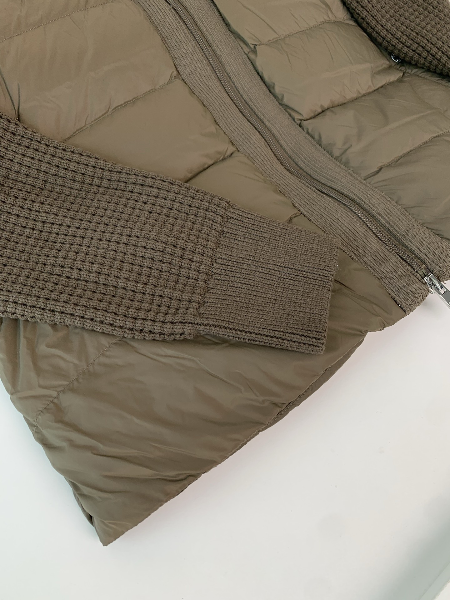 ，2025秋冬新款针织拼接羽绒连帽休闲外套！秋冬非常实穿的一款！羽绒与羊毛的碰撞！有着细节质感 不管单穿