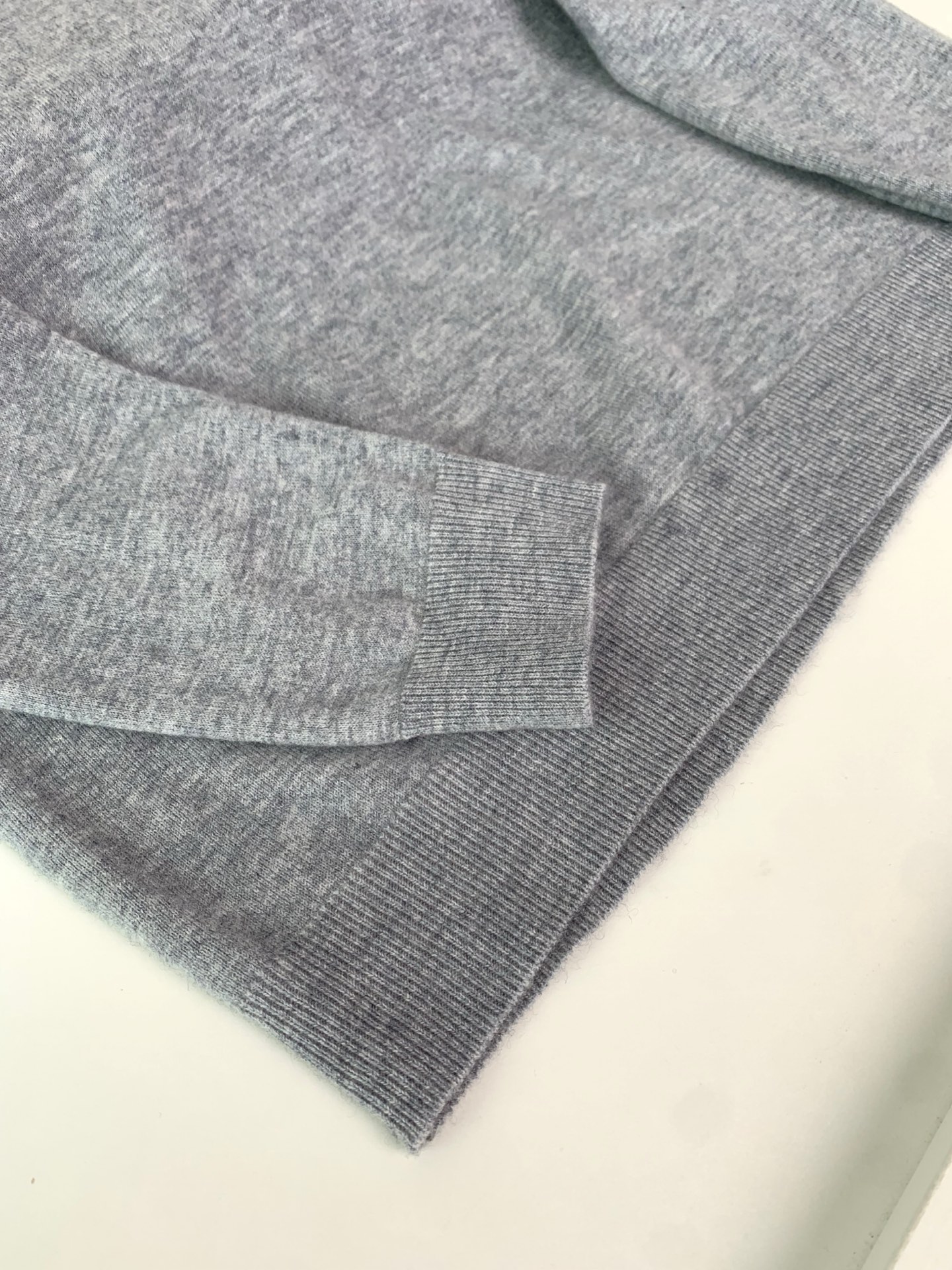 。LFW秋冬新款羊绒羊毛纱线针织翻领毛衣！经典字母logo标识刺绣休闲套头毛衣针织衫！贸易公司渠道 同步