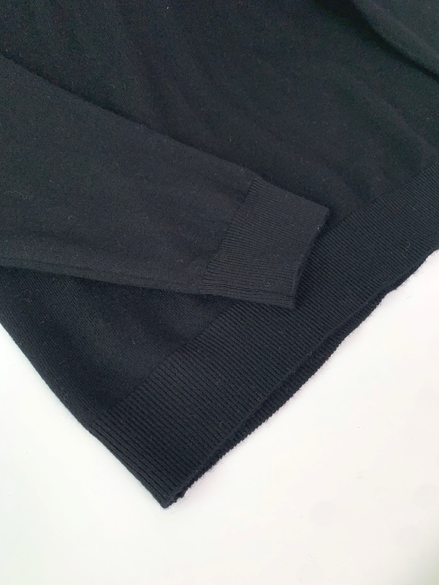 。LFW秋冬新款羊绒羊毛纱线针织翻领毛衣！经典字母logo标识刺绣休闲套头毛衣针织衫！贸易公司渠道 同步