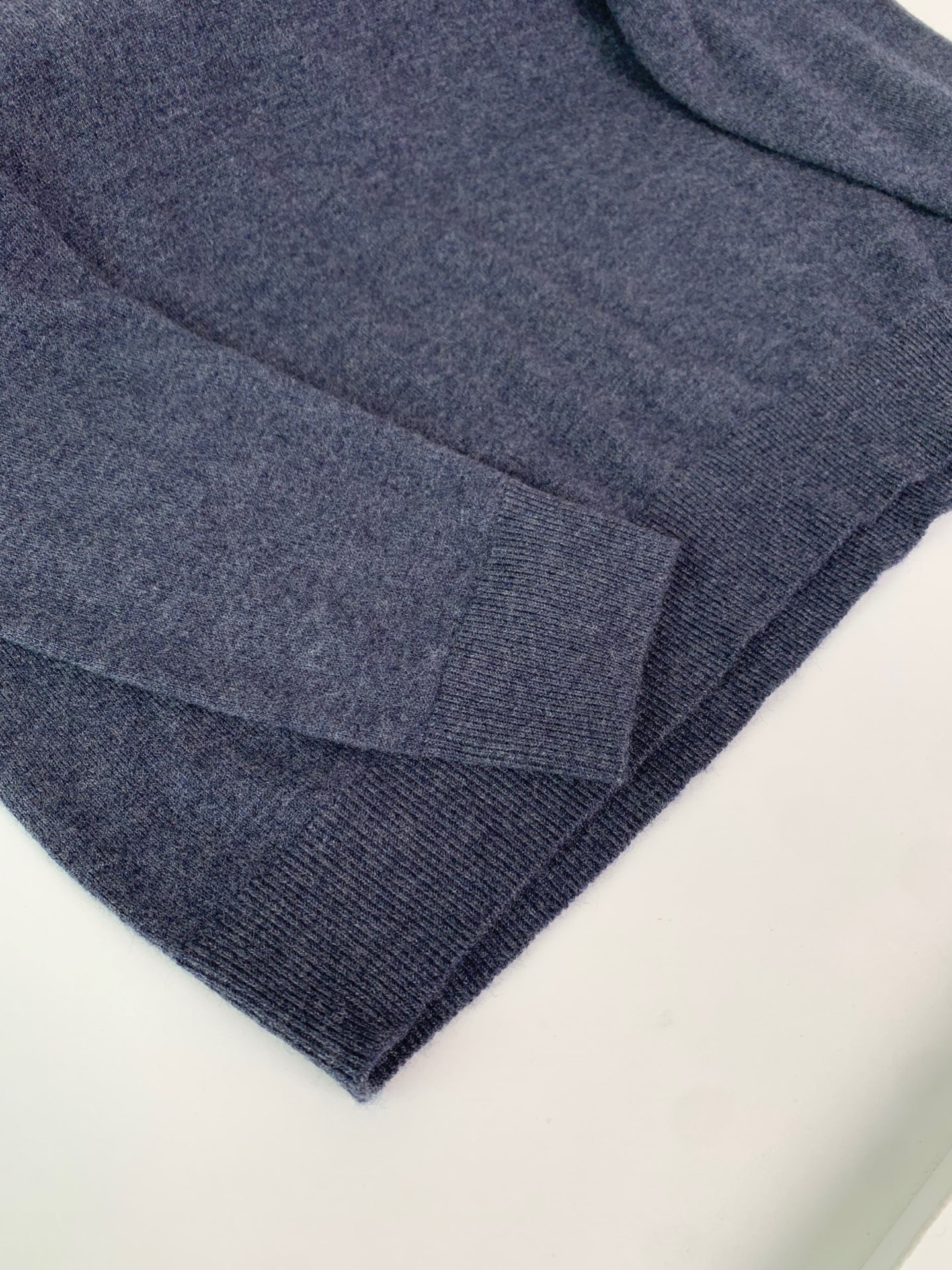 。LFW秋冬新款羊绒羊毛纱线针织翻领毛衣！经典字母logo标识刺绣休闲套头毛衣针织衫！贸易公司渠道 同步