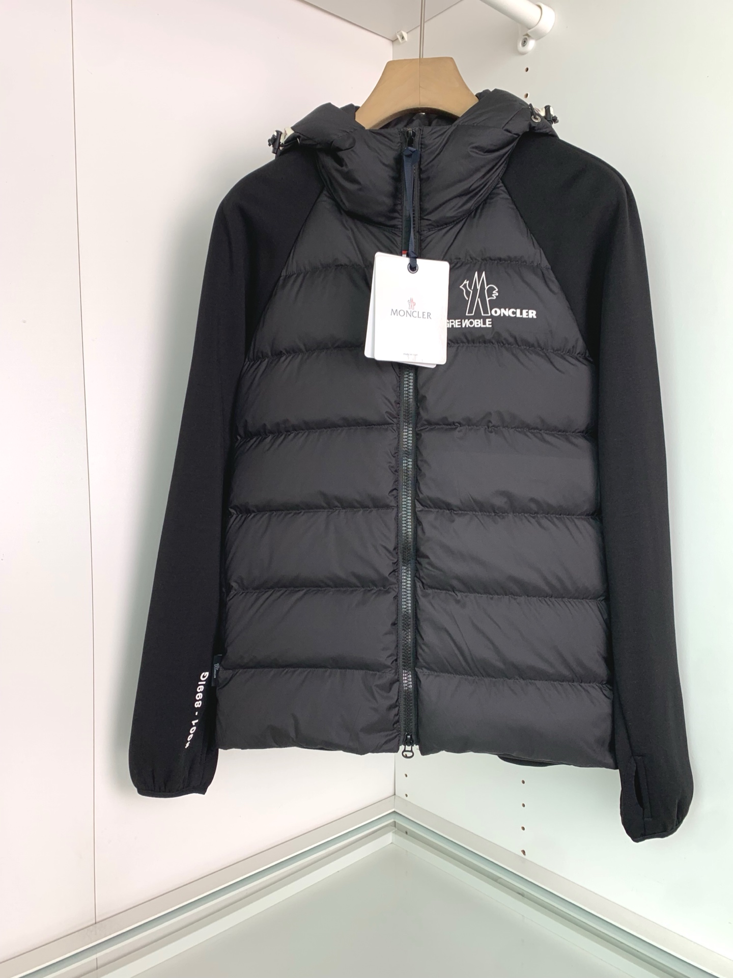 ，MON2025秋冬新款 经典款內摇粒绒连帽羽绒服外套 胸口处品牌logo徽标点缀设计 时尚拼接设计 休