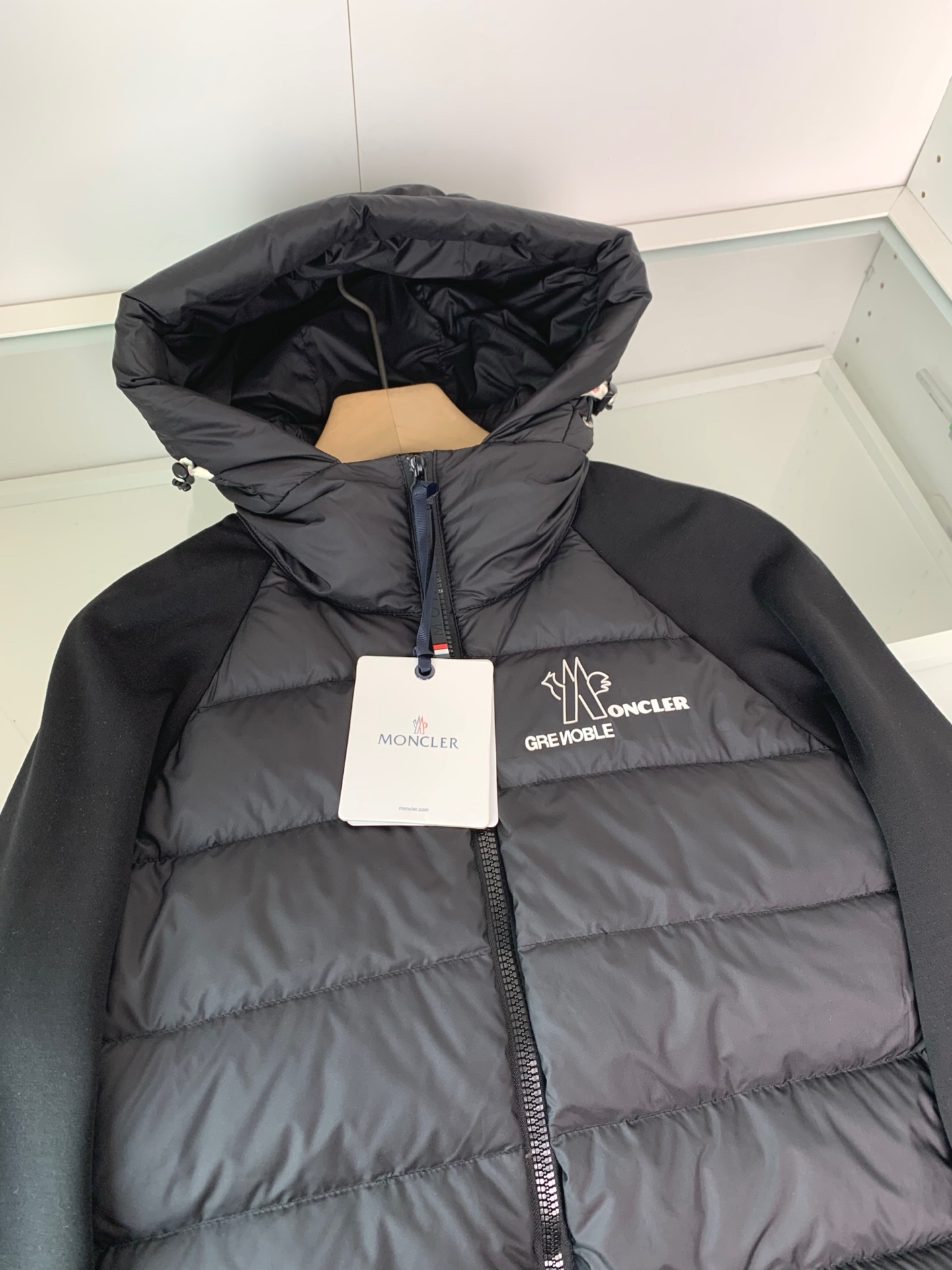 ，MON2025秋冬新款 经典款內摇粒绒连帽羽绒服外套 胸口处品牌logo徽标点缀设计 时尚拼接设计 休