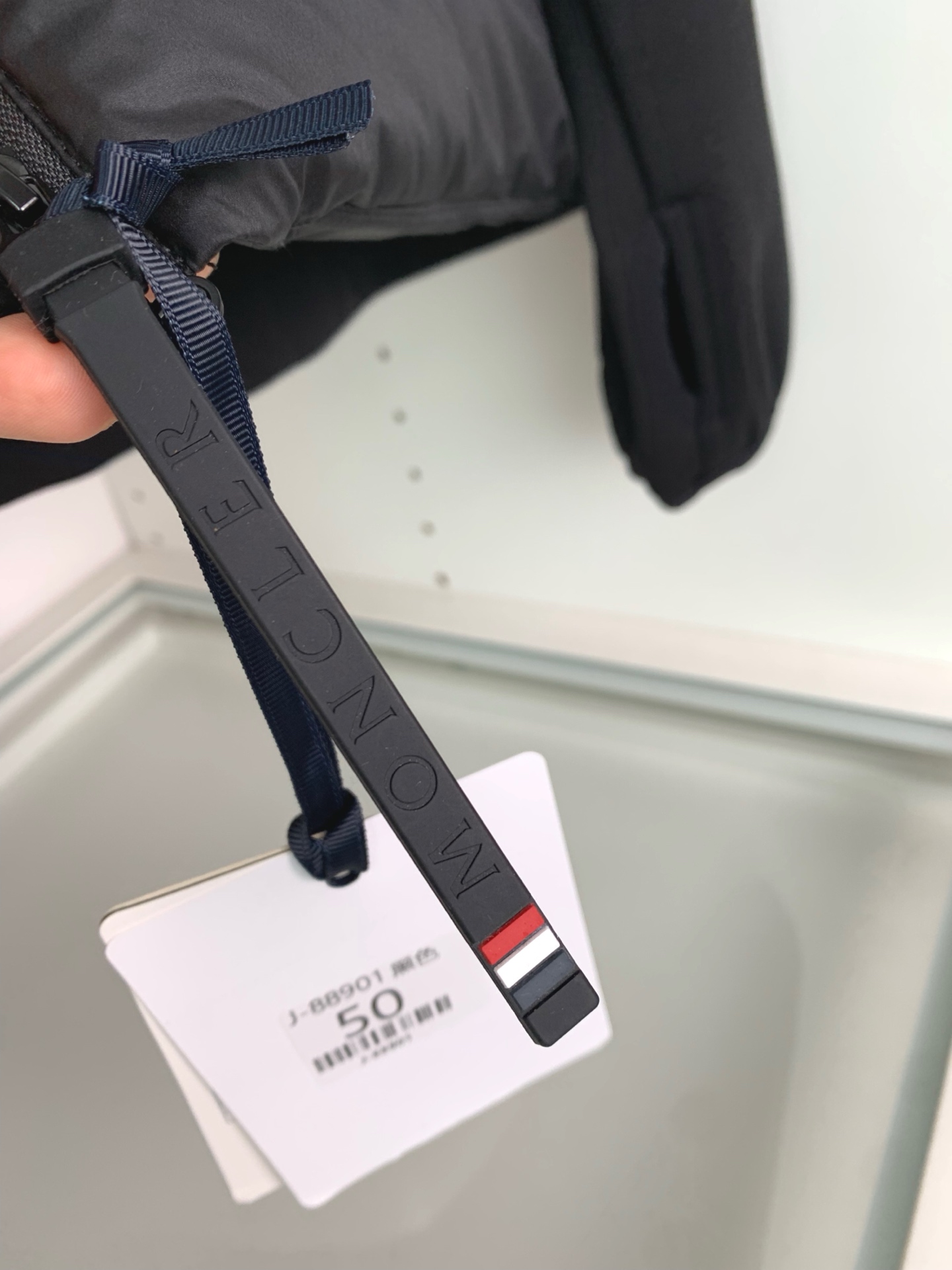 ，MON2025秋冬新款 经典款內摇粒绒连帽羽绒服外套 胸口处品牌logo徽标点缀设计 时尚拼接设计 休