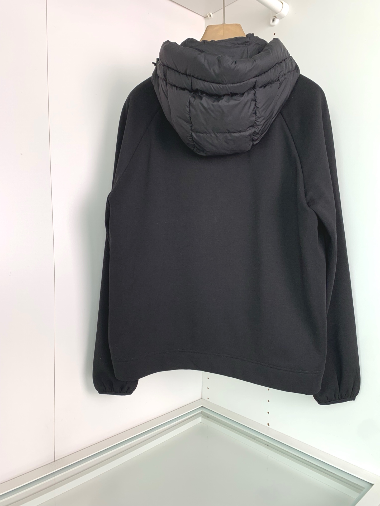 ，MON2025秋冬新款 经典款內摇粒绒连帽羽绒服外套 胸口处品牌logo徽标点缀设计 时尚拼接设计 休