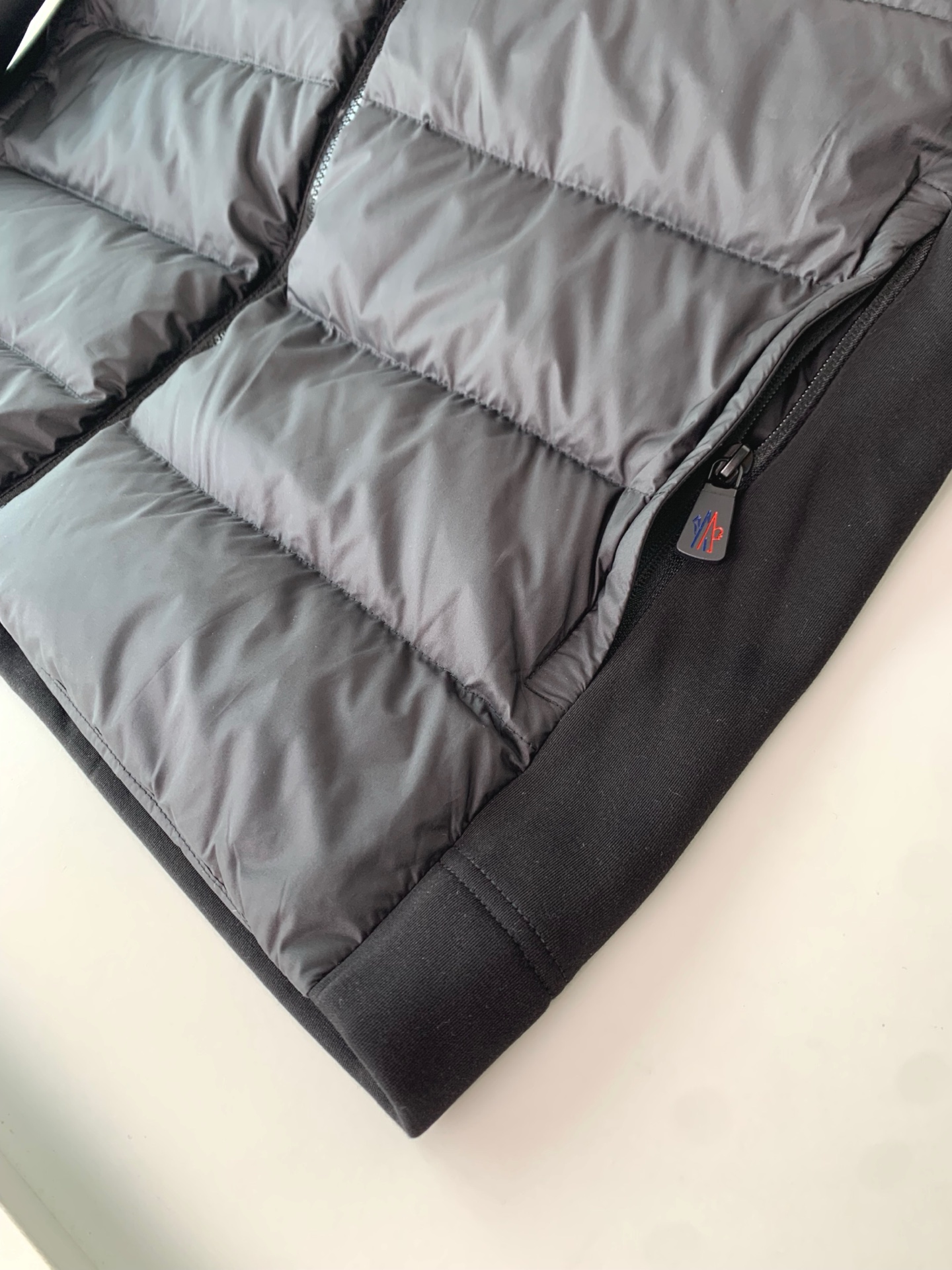 ，MON2025秋冬新款 经典款內摇粒绒连帽羽绒服外套 胸口处品牌logo徽标点缀设计 时尚拼接设计 休