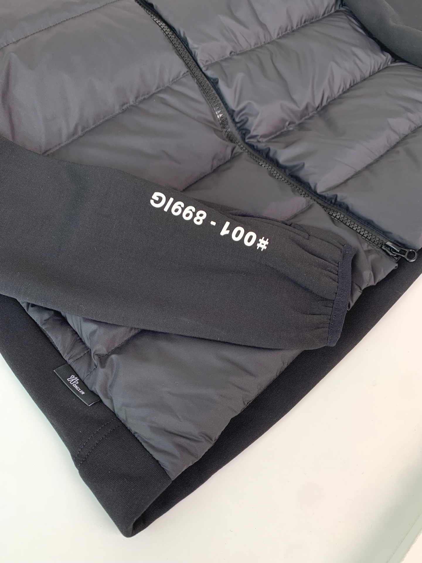 ，MON2025秋冬新款 经典款內摇粒绒连帽羽绒服外套 胸口处品牌logo徽标点缀设计 时尚拼接设计 休