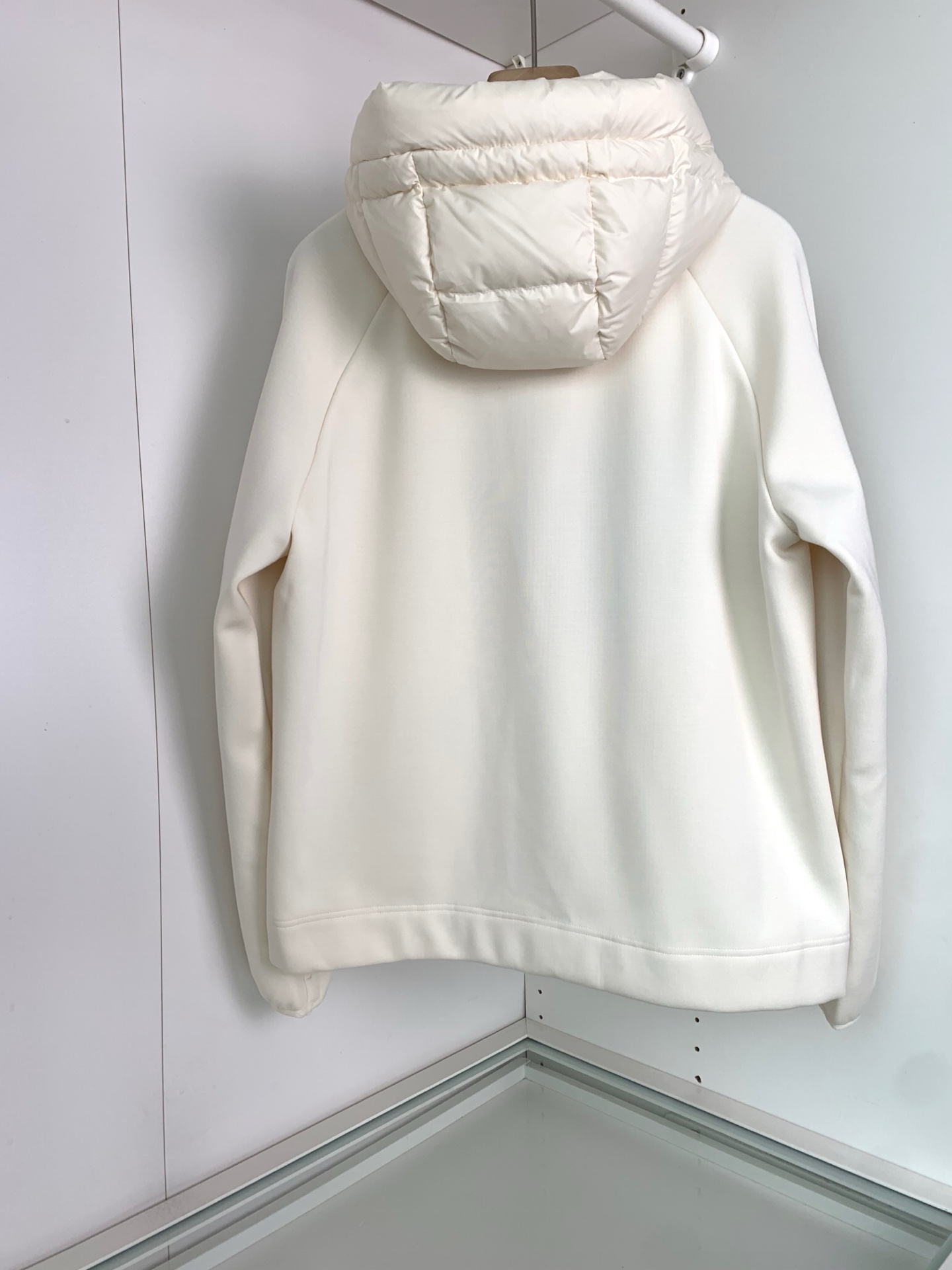 ，MON2025秋冬新款 经典款內摇粒绒连帽羽绒服外套 胸口处品牌logo徽标点缀设计 时尚拼接设计 休