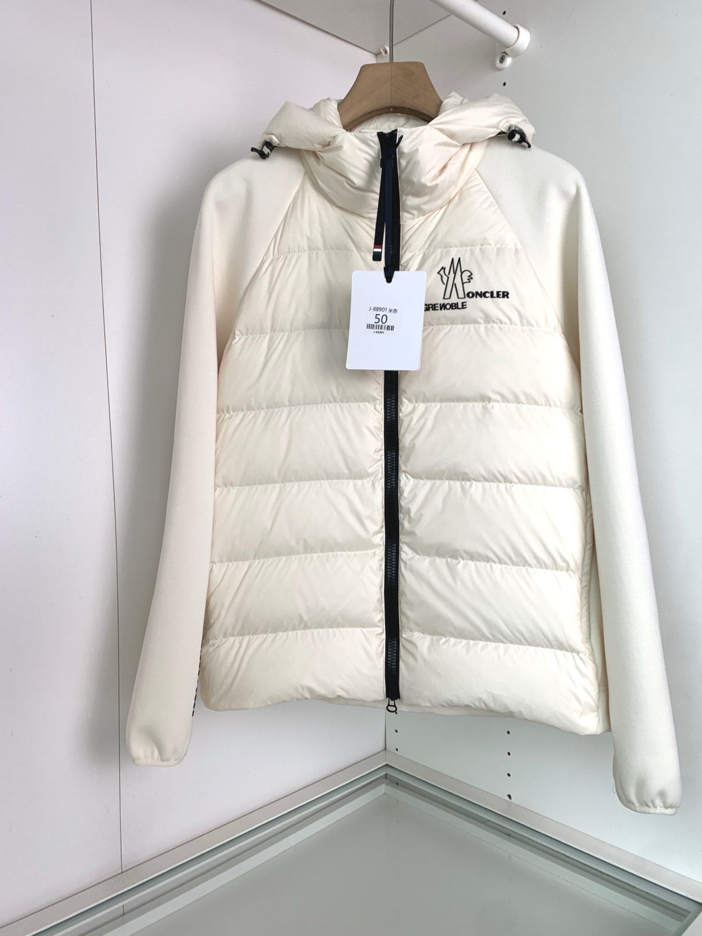 ，MON2025秋冬新款 经典款內摇粒绒连帽羽绒服外套 胸口处品牌logo徽标点缀设计 时尚拼接设计 休