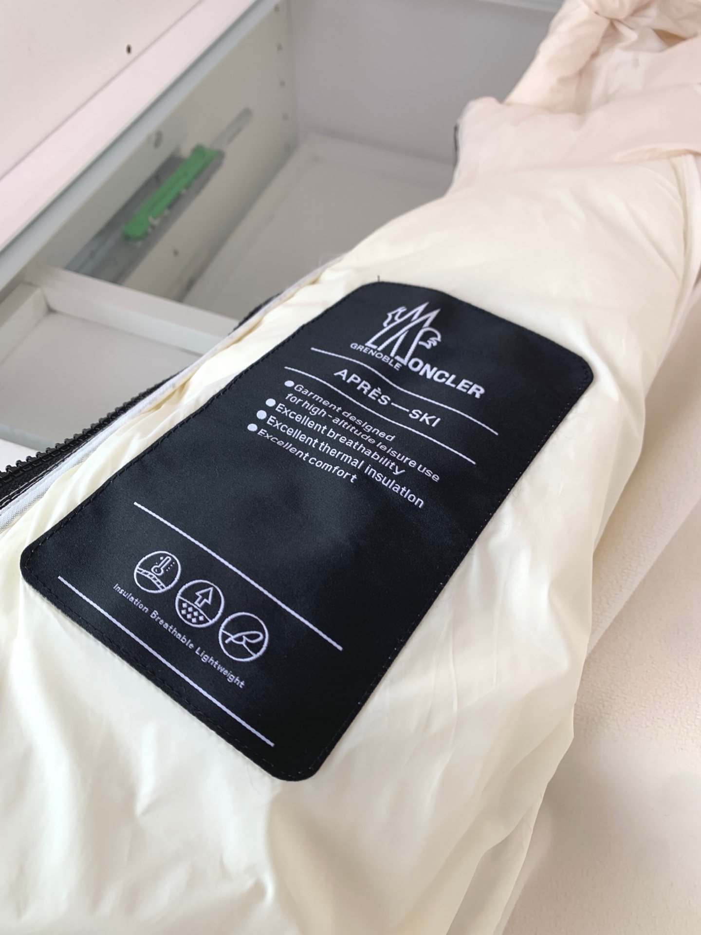 ，MON2025秋冬新款 经典款內摇粒绒连帽羽绒服外套 胸口处品牌logo徽标点缀设计 时尚拼接设计 休