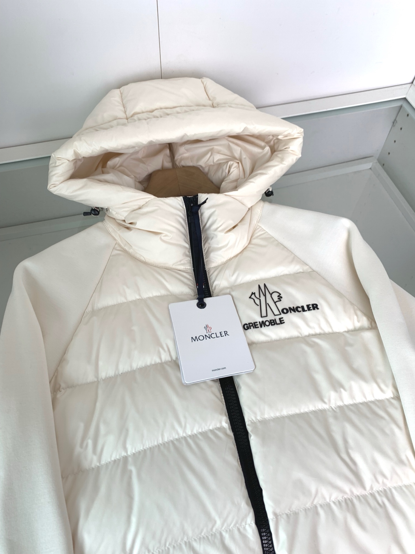 ，MON2025秋冬新款 经典款內摇粒绒连帽羽绒服外套 胸口处品牌logo徽标点缀设计 时尚拼接设计 休