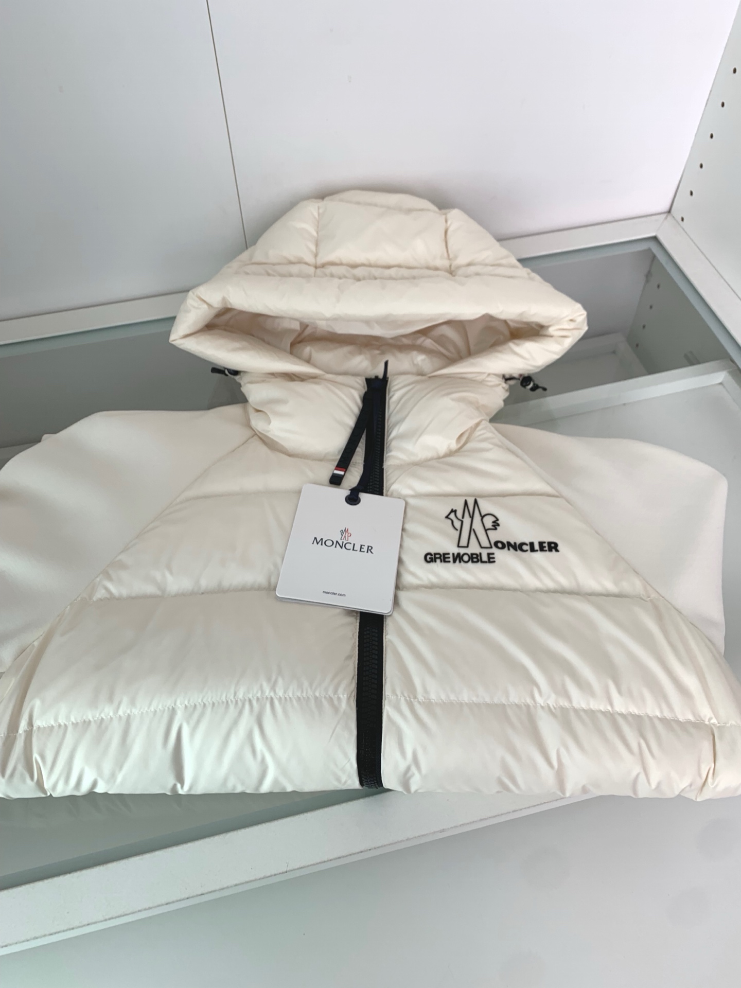 ，MON2025秋冬新款 经典款內摇粒绒连帽羽绒服外套 胸口处品牌logo徽标点缀设计 时尚拼接设计 休