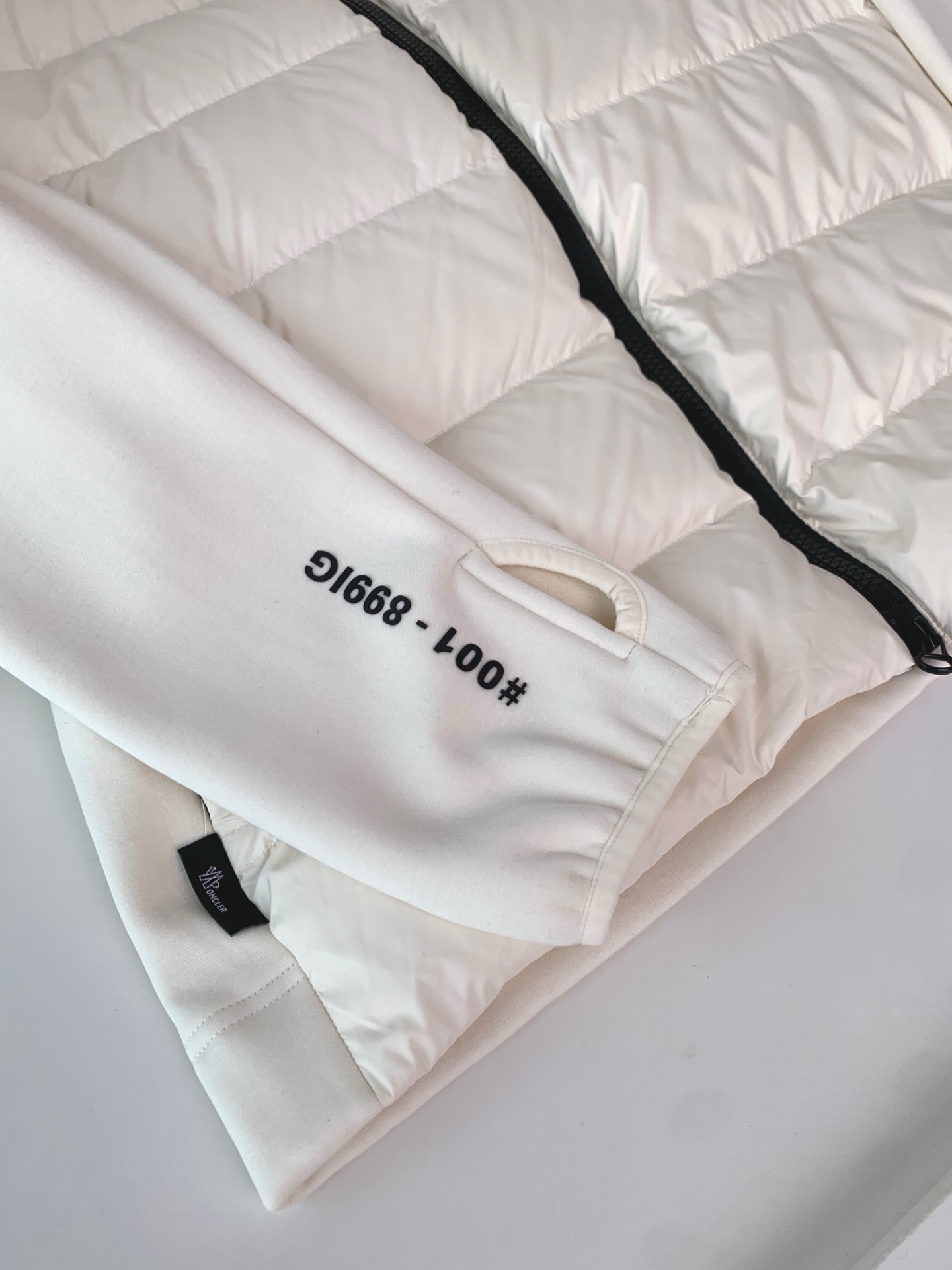 ，MON2025秋冬新款 经典款內摇粒绒连帽羽绒服外套 胸口处品牌logo徽标点缀设计 时尚拼接设计 休