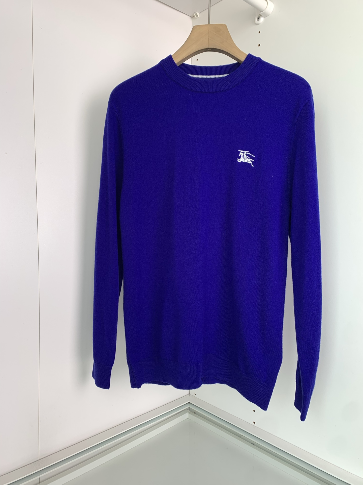 意大利代工厂出品！B家官网秋冬男士轻奢战马刺绣徽标羊绒针织衫/羊毛圆领针织毛衣。意大利客供 聚酯纤维混纺