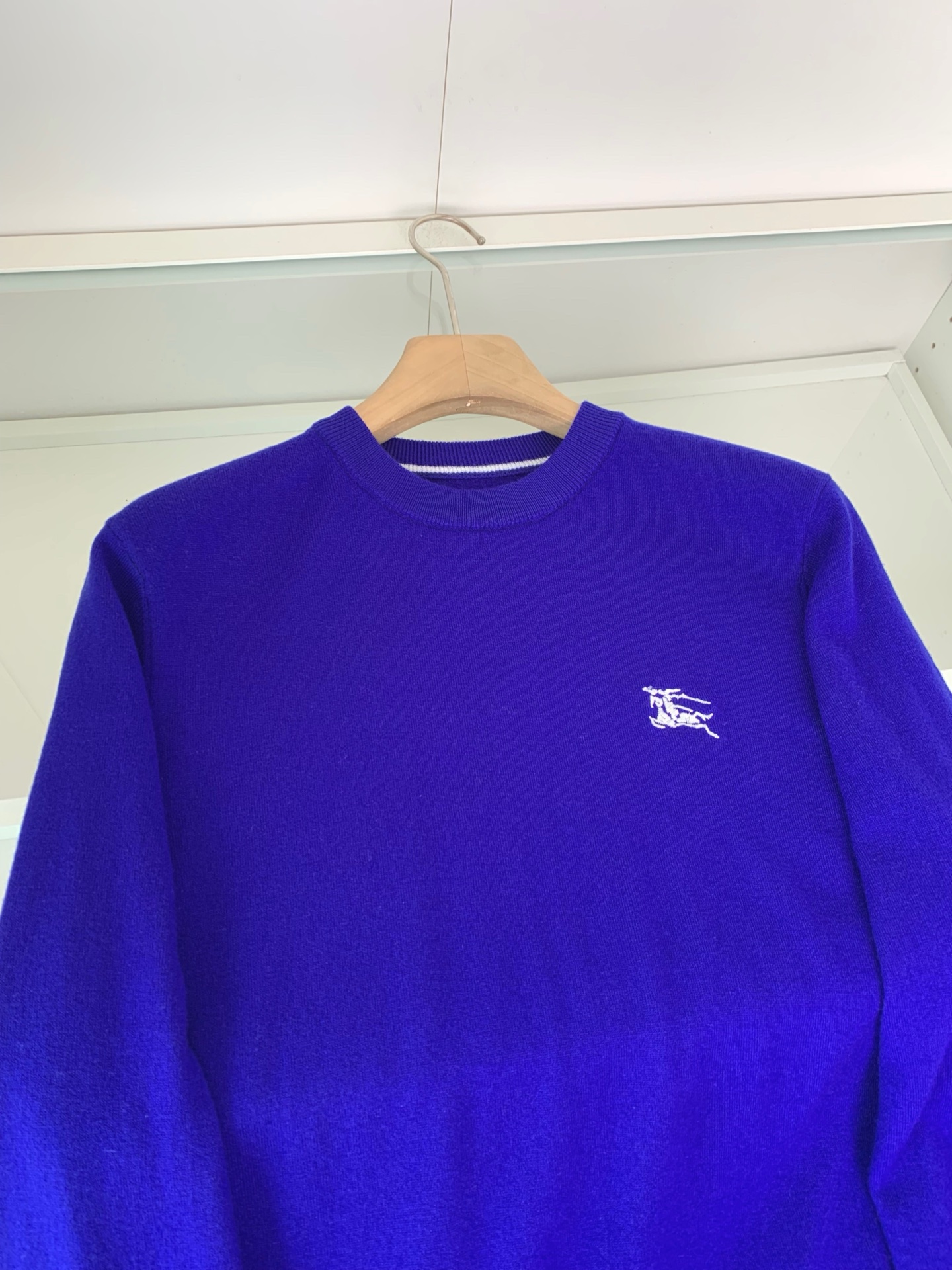 意大利代工厂出品！B家官网秋冬男士轻奢战马刺绣徽标羊绒针织衫/羊毛圆领针织毛衣。意大利客供 聚酯纤维混纺