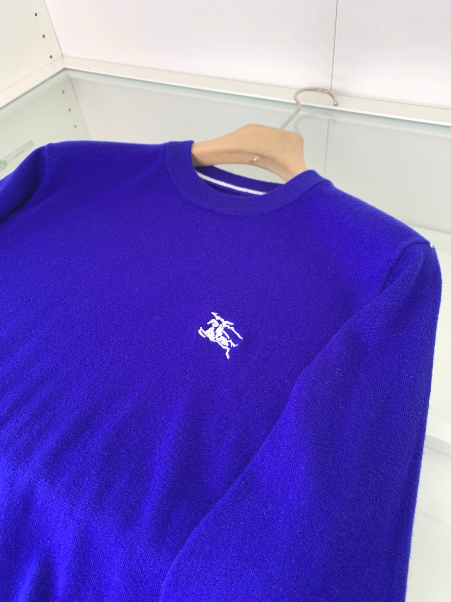 意大利代工厂出品！B家官网秋冬男士轻奢战马刺绣徽标羊绒针织衫/羊毛圆领针织毛衣。意大利客供 聚酯纤维混纺