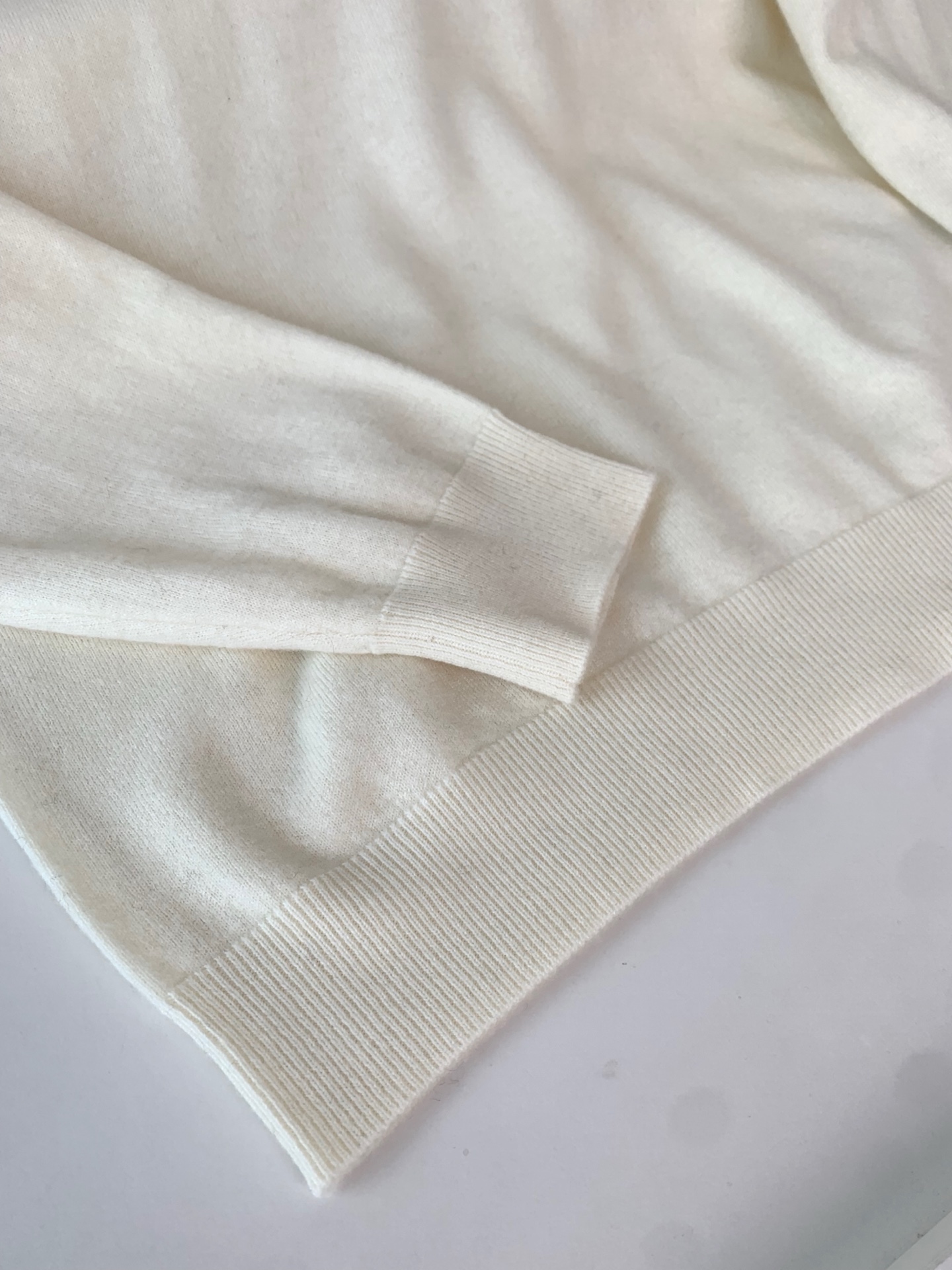 意大利代工厂出品！B家官网秋冬男士轻奢战马刺绣徽标羊绒针织衫/羊毛圆领针织毛衣。意大利客供 聚酯纤维混纺